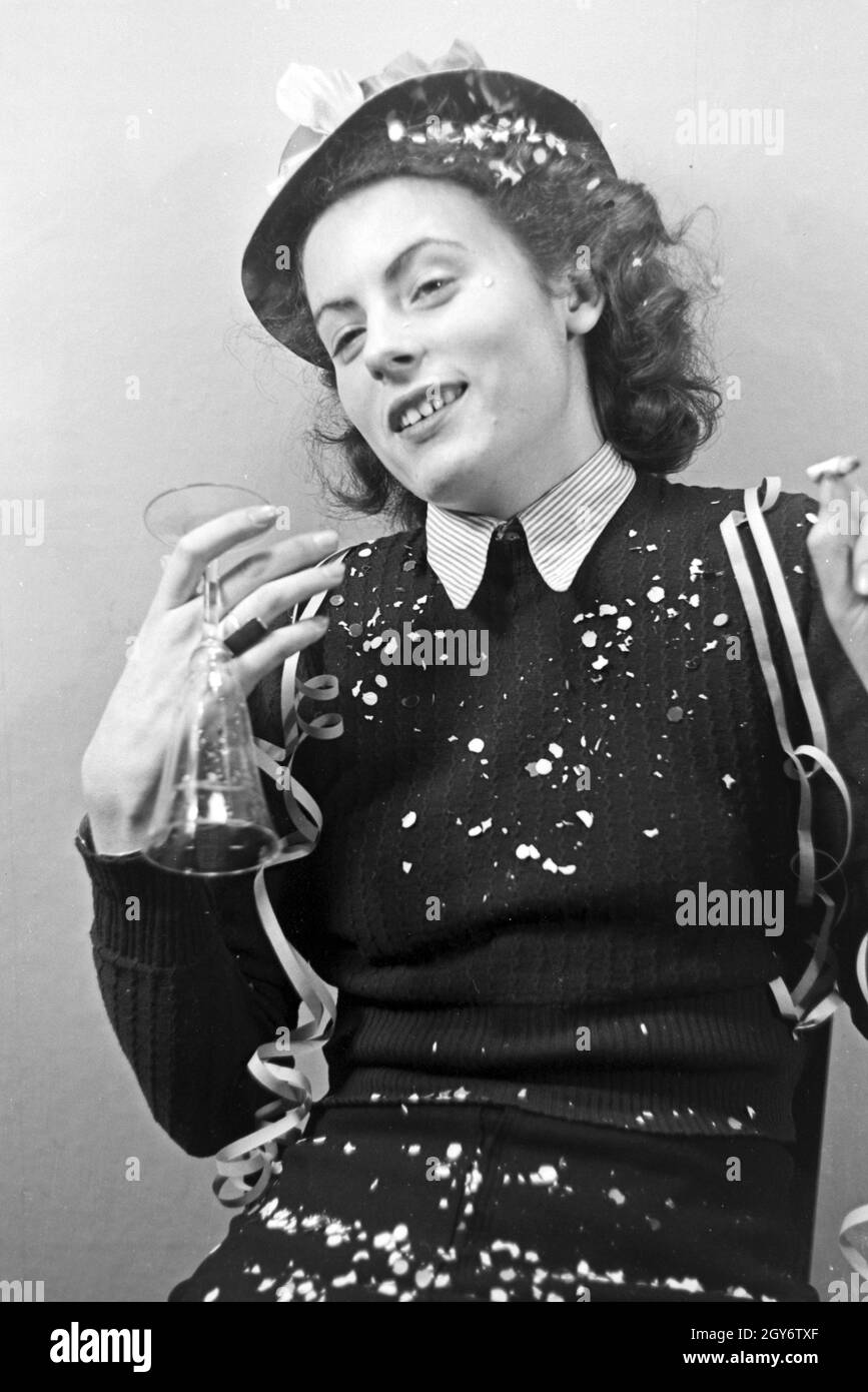 Porträt einer jungen Frau im Fasching, Deutschland 1930er Jahre. Portrait d'une jeune femme à un carnaval, Allemagne 1930. Banque D'Images