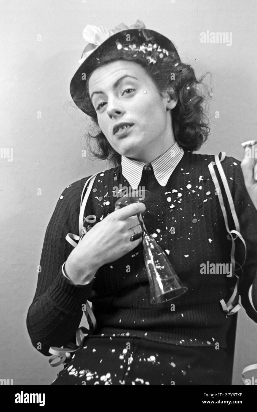 Porträt einer jungen Frau im Fasching, Deutschland 1930er Jahre. Portrait d'une jeune femme à un carnaval, Allemagne 1930. Banque D'Images