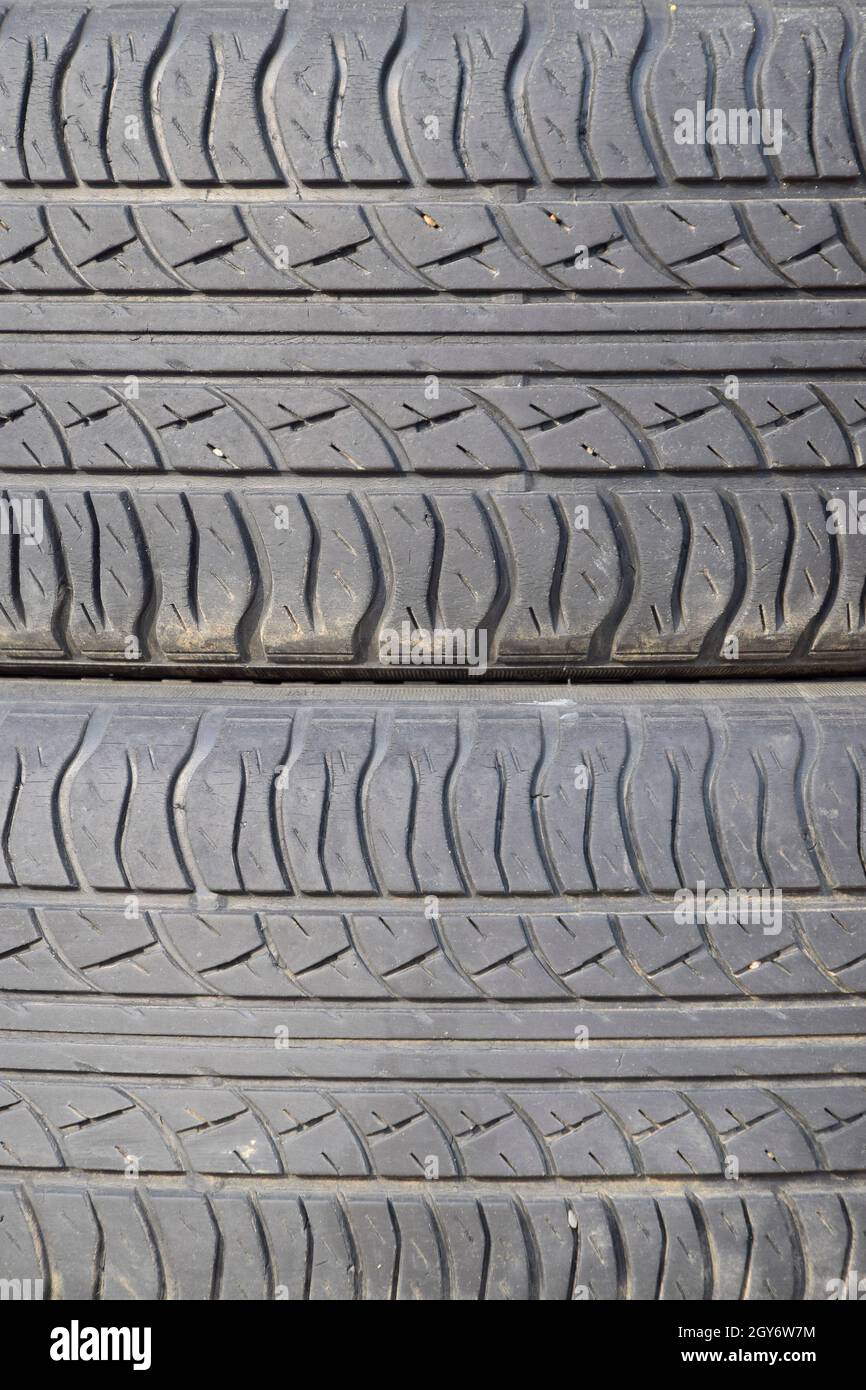 L'arrière-plan de la bande de roulement de la roue de voiture. Les pneus en caoutchouc. Banque D'Images