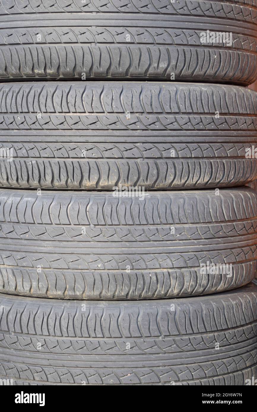 L'arrière-plan de la bande de roulement de la roue de voiture. Les pneus en caoutchouc. Banque D'Images