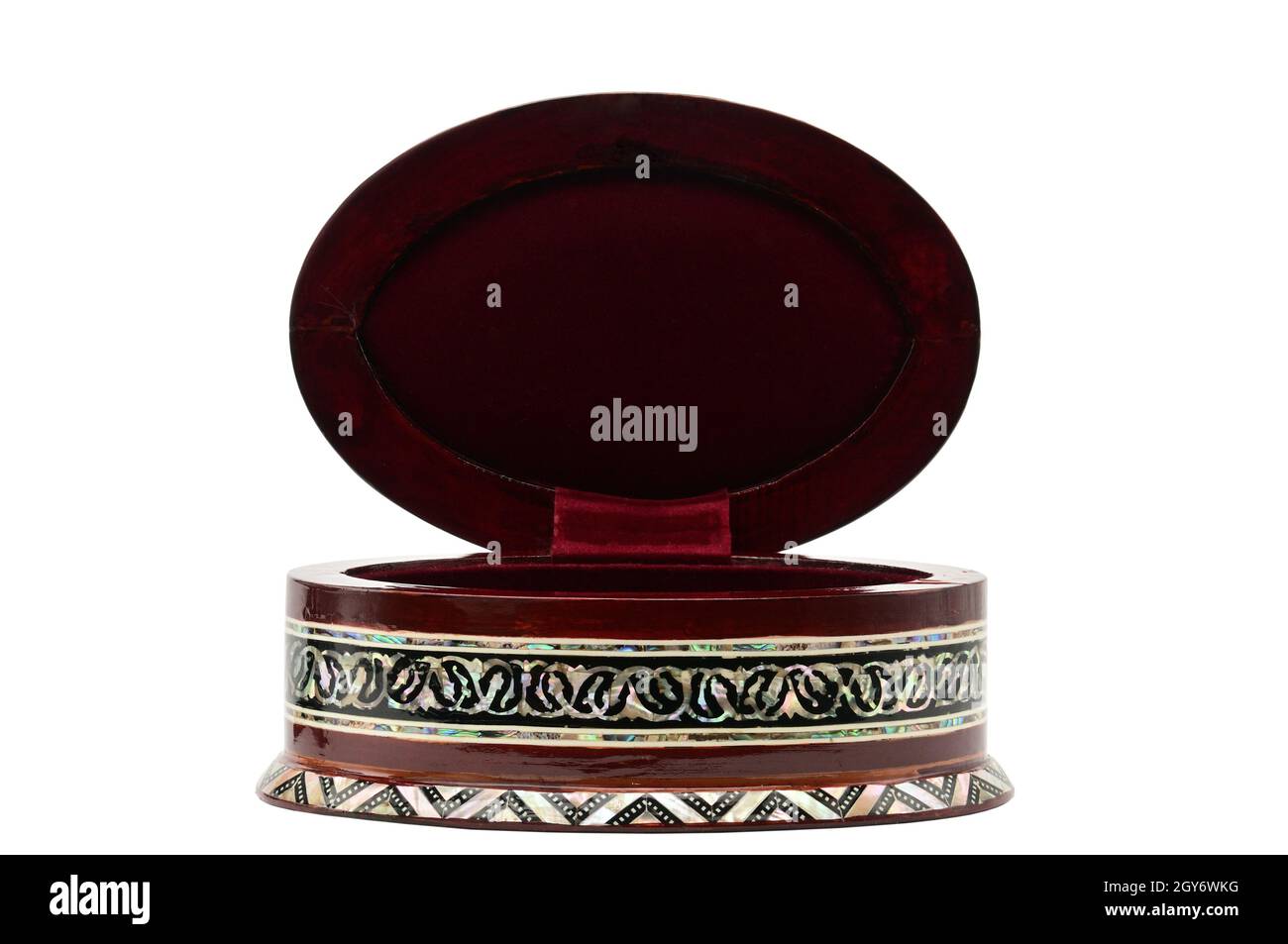 Boîte en bois avec ornements pour bijoux et bijouterie sur un fond blanc isolé Banque D'Images