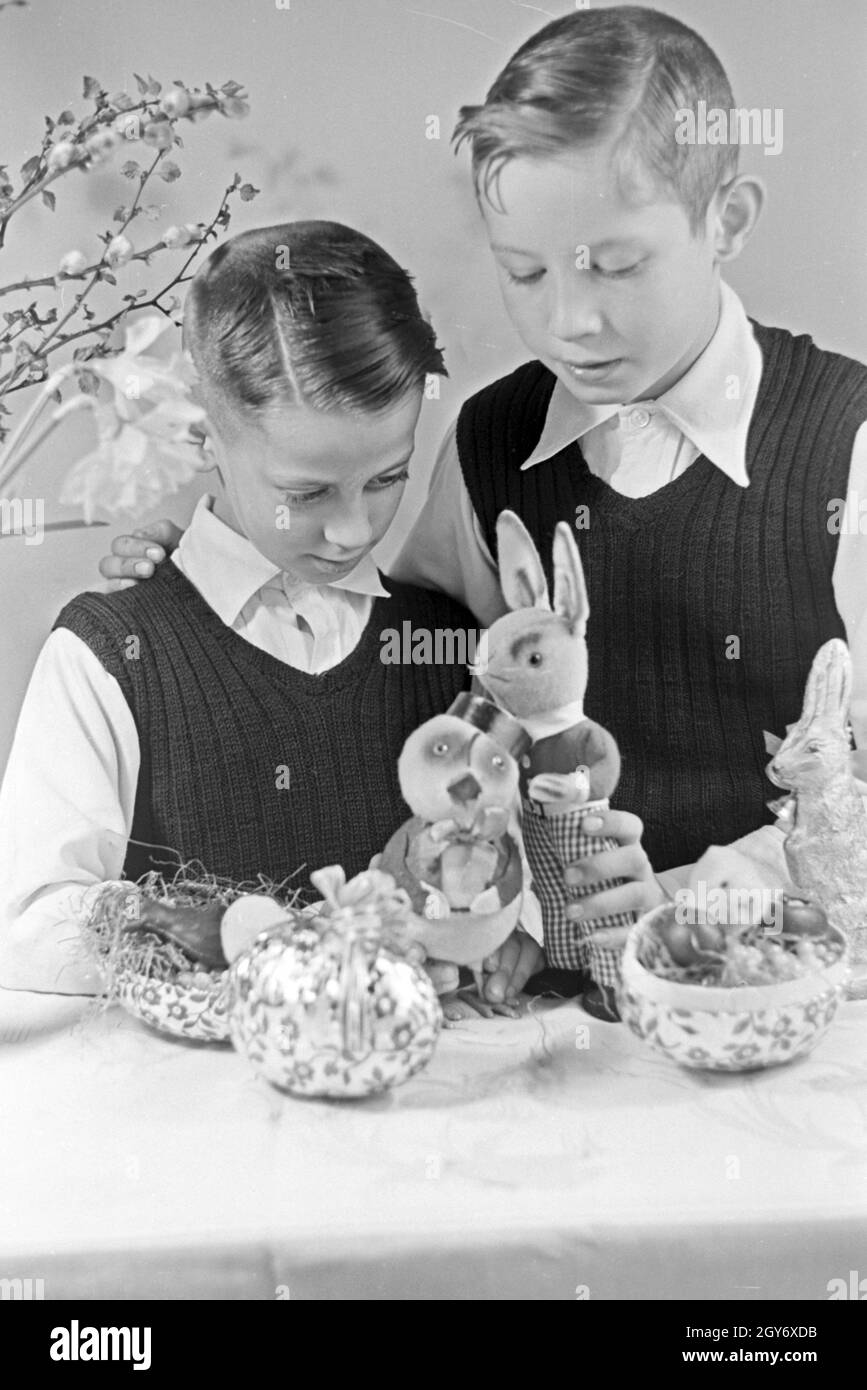 Ostedekoration mit Zwei Jungen, Deutschland 1930 er Jahre. Deux garçons à une table avec décoration de pâques, Allemagne 1930. Banque D'Images