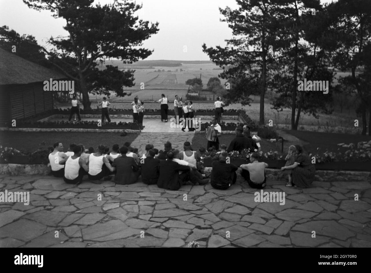 Tanz vor Waldhütten des KdF Sportheim Belzig dans der Mark Brandenburg, Deutschland 1930 er Jahre. Les gens danser en face de cabanes dans la forêt au sports club à Belzig à Brandebourg, Allemagne 1930. Banque D'Images