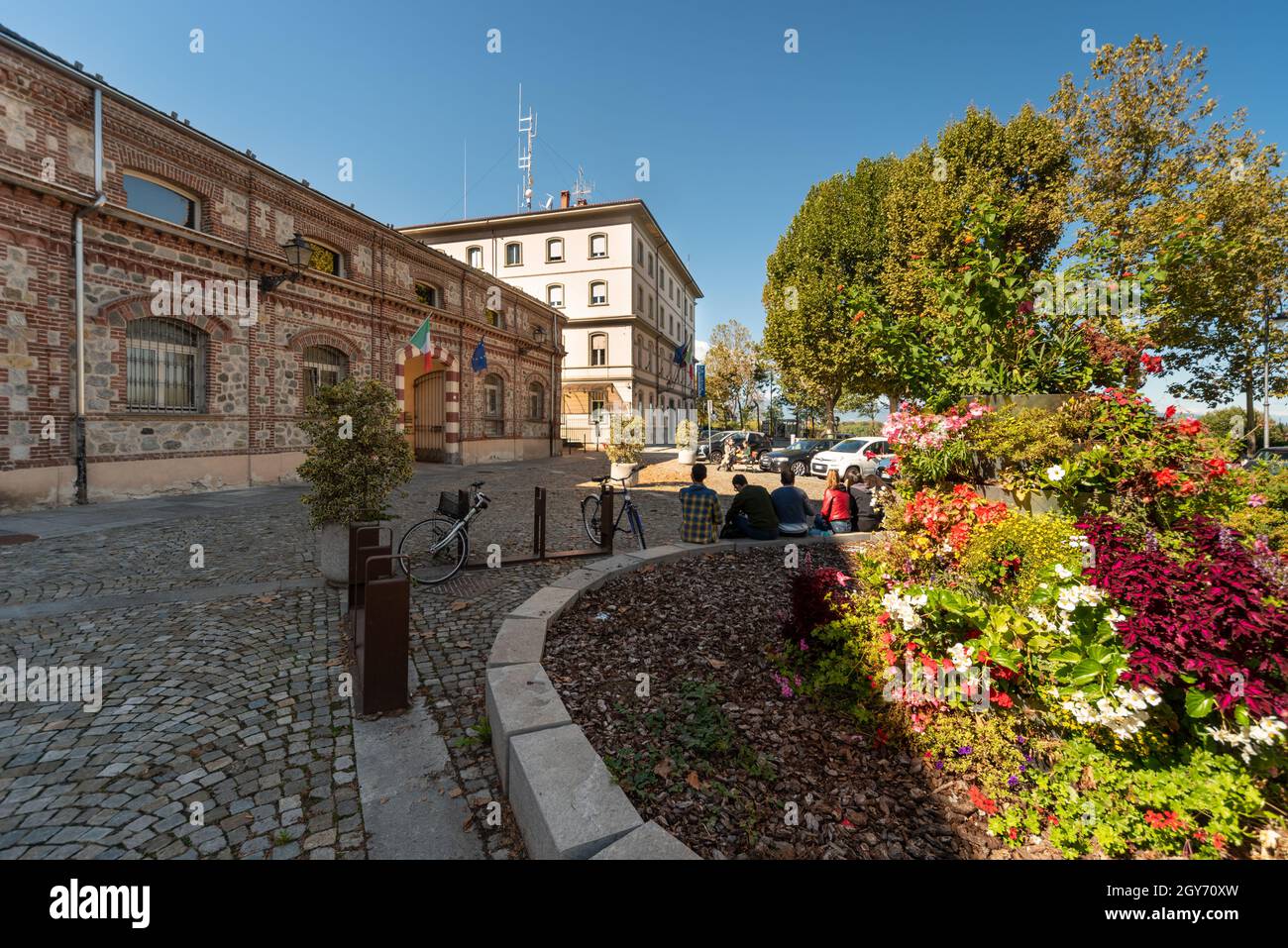 Cuneo, Piémont, Italie - 6 octobre 2021 : Piazza Torino avec le bâtiment de la Faculté d'agriculture et le bâtiment du quartier général de la police Cuneo Banque D'Images
