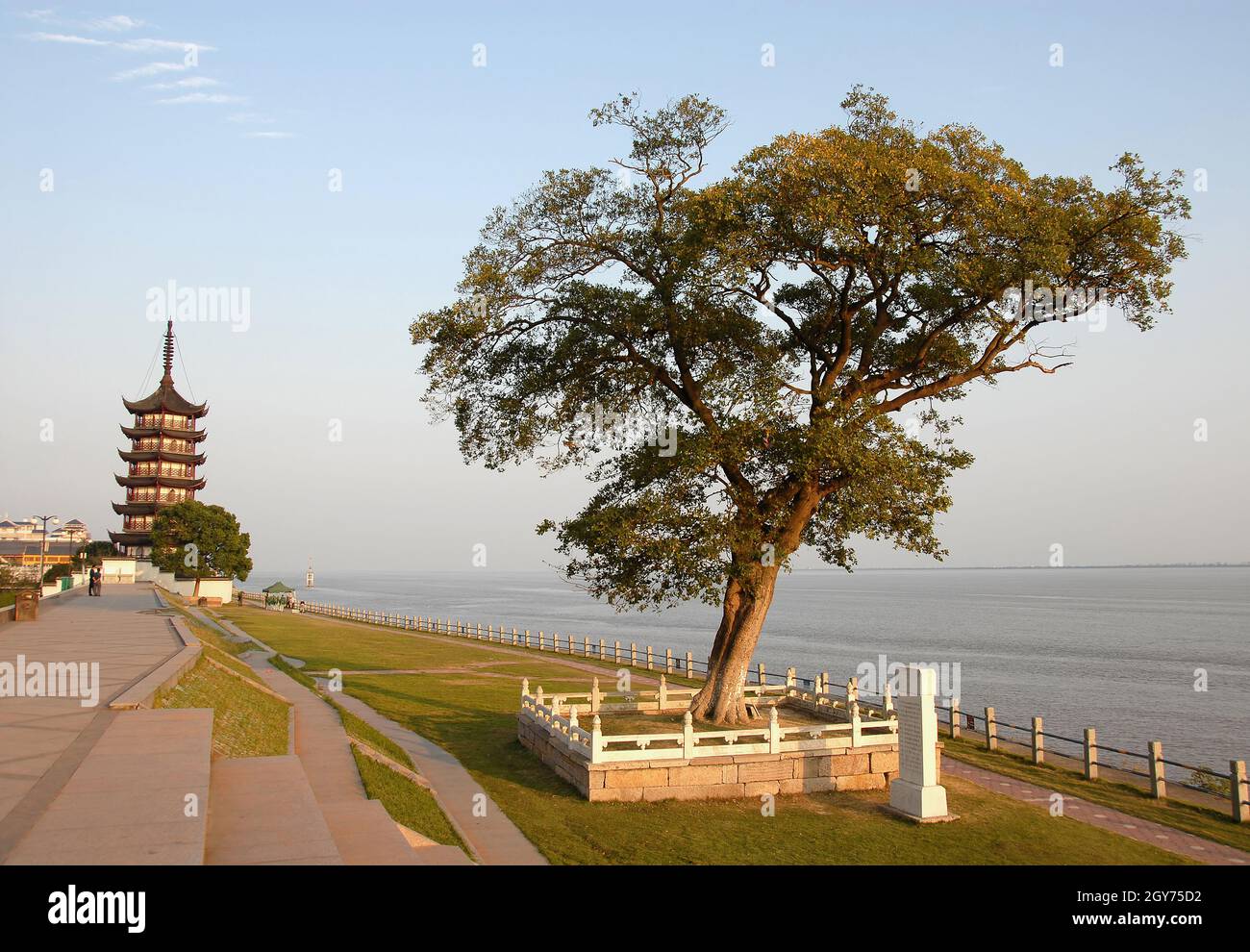 Parc utilisé comme site d'observation du tunnel de marée sur l'estuaire de la rivière Qiantang.Rive nord du fleuve Qiantang près de Hangzhou, en Chine. Banque D'Images