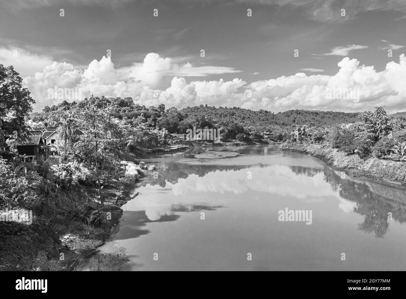 Panorama noir et blanc du paysage du Mékong et de la ville de Luang Prabang au Laos tour du monde en Asie du Sud-est. Banque D'Images