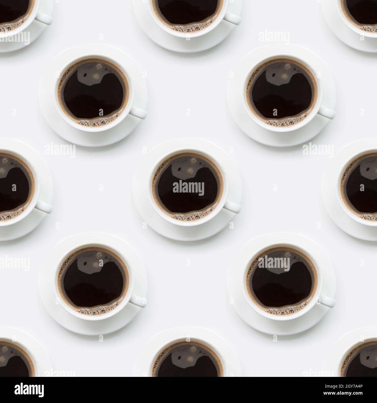 Café noir sans couture dans une tasse blanche sur fond blanc. Banque D'Images