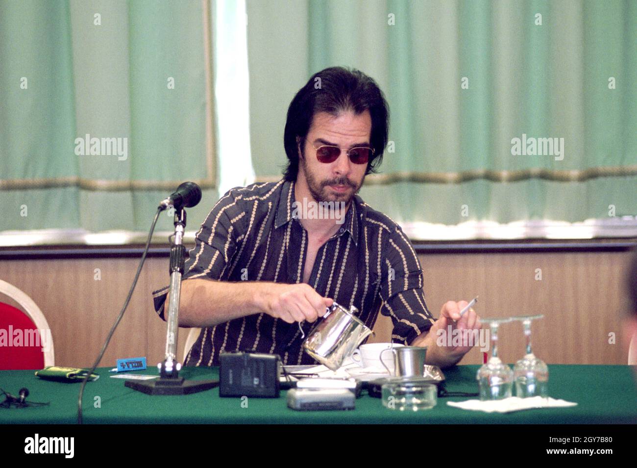 Arezzo Italie 2001-07-08: Nick Cave lors de la conférence de presse au  festival Arezzo Wave fume une cigarette Photo Stock - Alamy