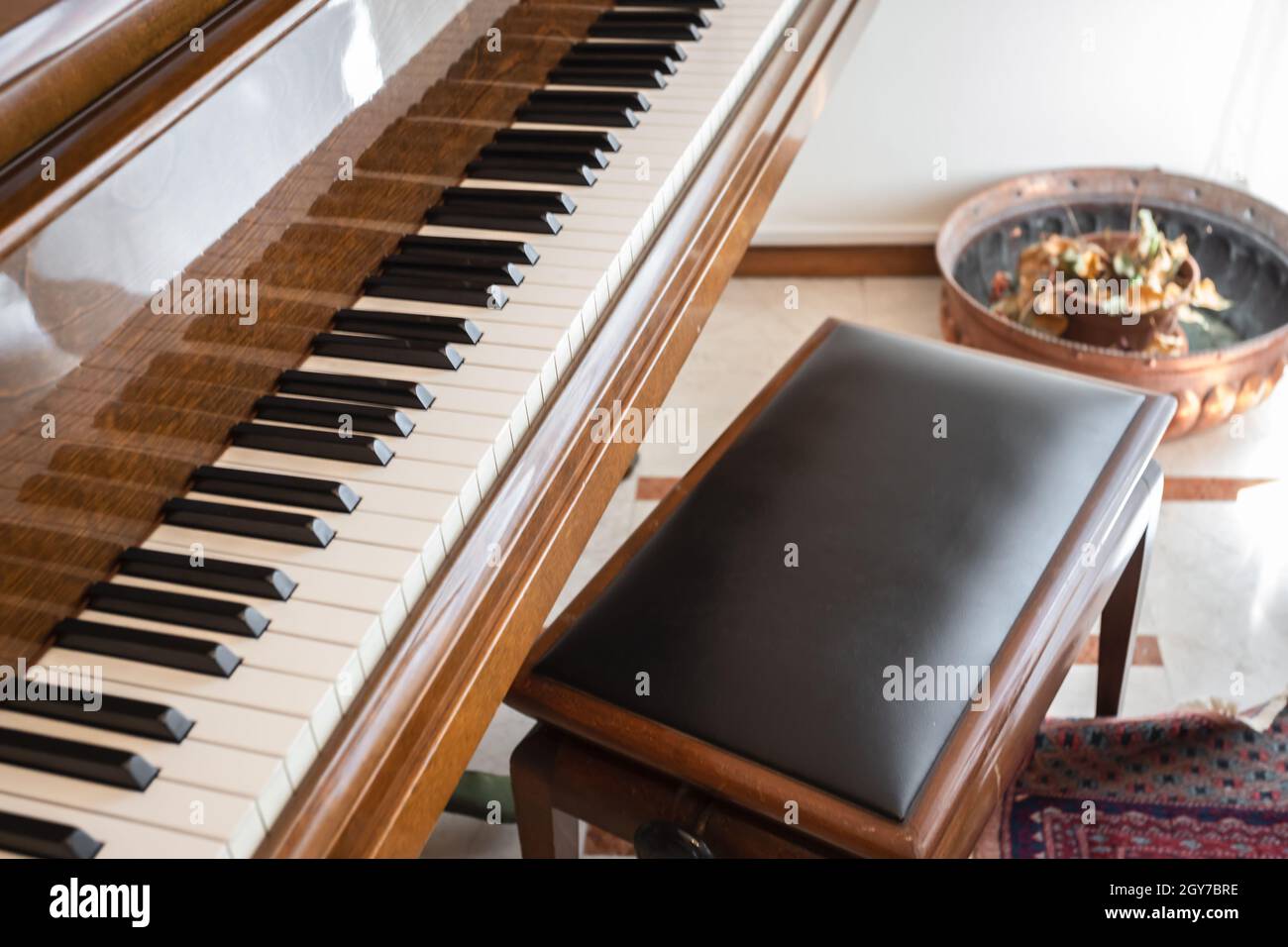 Prise de vue rognée d'un piano classique dans une salle à la lumière du jour. Banque D'Images