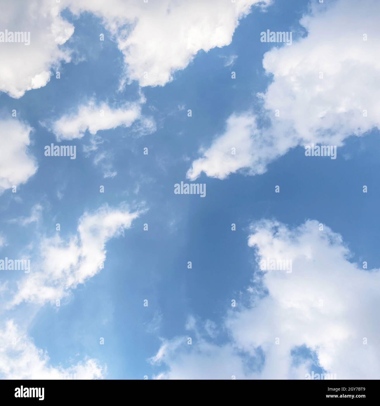 Ciel et nuages. Magnifique ciel bleu avec formations de nuages. Arrière-plan. Banque D'Images