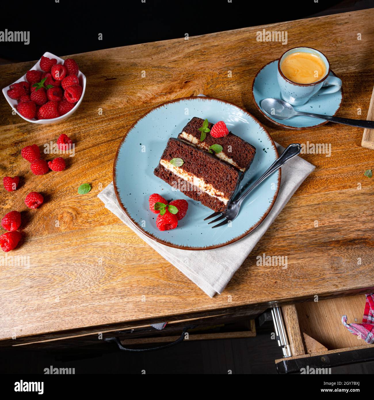 Gâteau au chocolat rustique avec framboises et café Banque D'Images