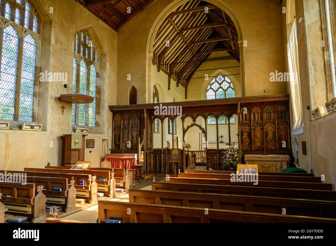 Intérieur de l'église St Helen avec bancs, nef et rood Screen à Ranworth, Norfolk, Angleterre. Banque D'Images