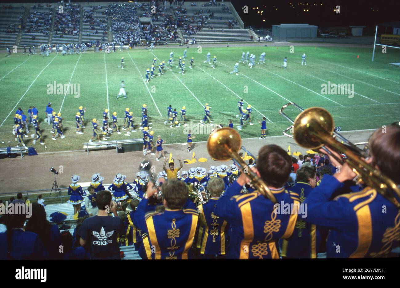 Austin Texas USA, vers 1990: Les adolescents en groupe de marche jouent dans les stands de stade pendant le match de football de lycée.©Bob Daemmrich Banque D'Images