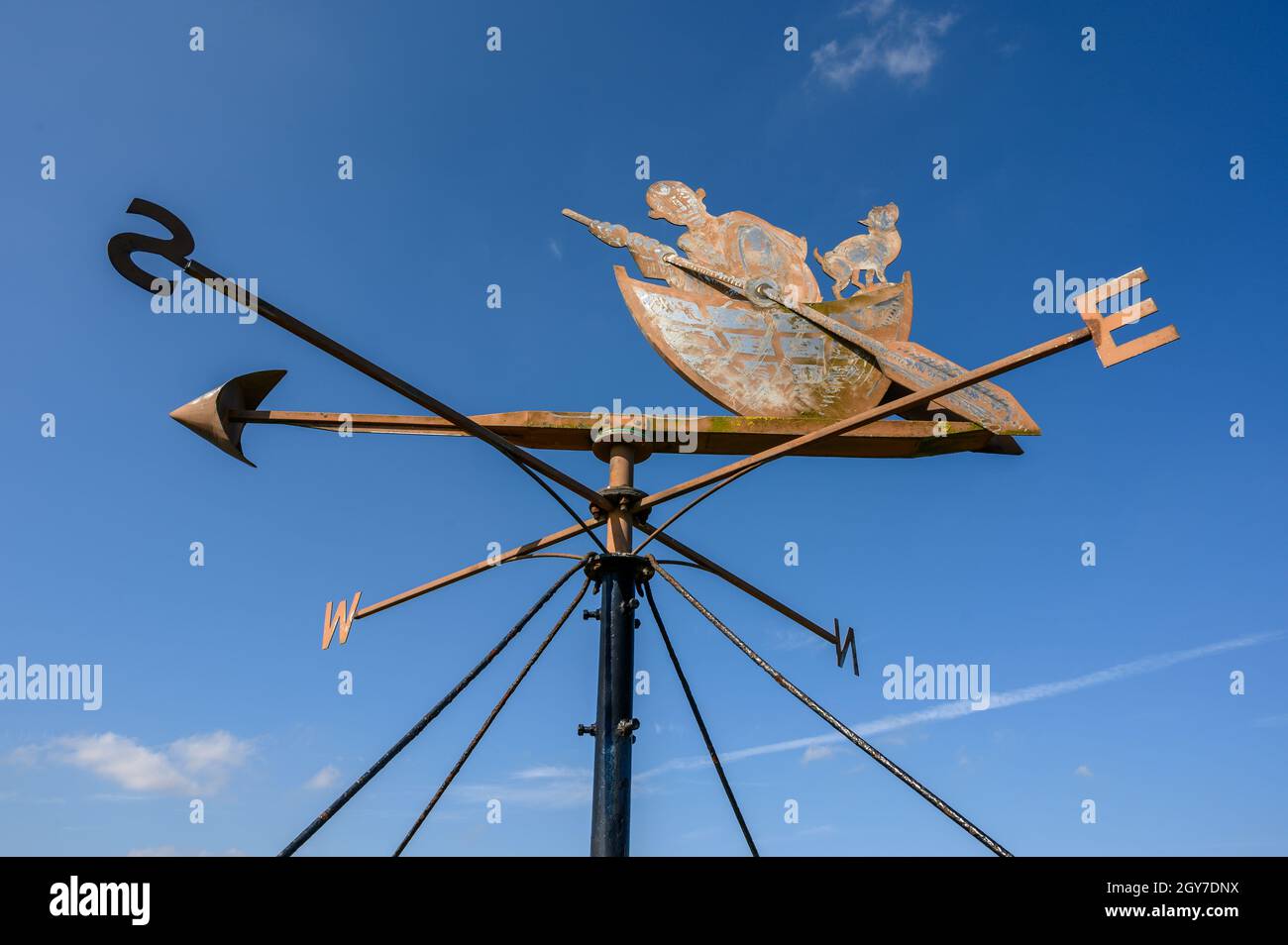 Papificus Wind Vane au sommet de l'église St Helen, Ranworth, Norfolk, Angleterre. Banque D'Images