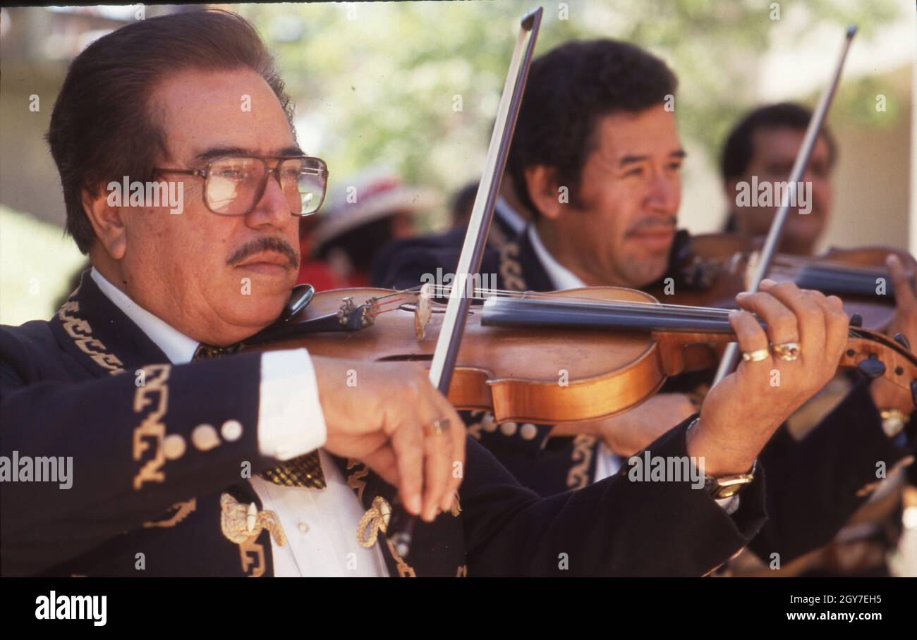 Austin Texas USA, septembre 1991: Des musiciens avec un groupe traditionnel Mariachi se produisent à une célébration commémorant les vacances de Dies y Seis marquant l'indépendance du Mexique par rapport à l'Espagne.©Bob Daemmrich Banque D'Images