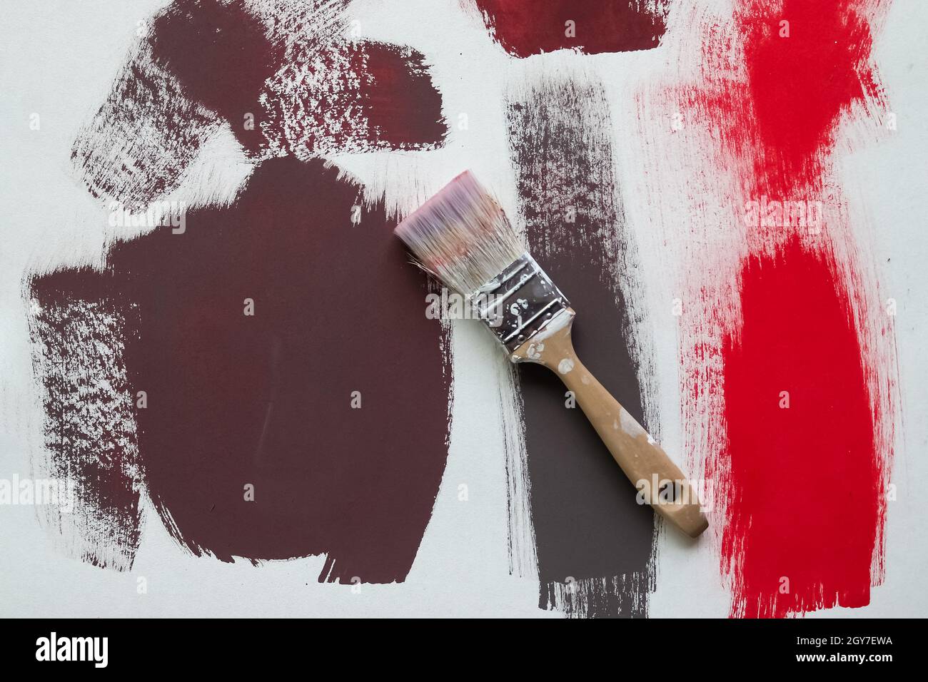 Concept d'un pinceau sur un morceau de papier avec des traits de pinceau à  la peinture rouge et marron Photo Stock - Alamy