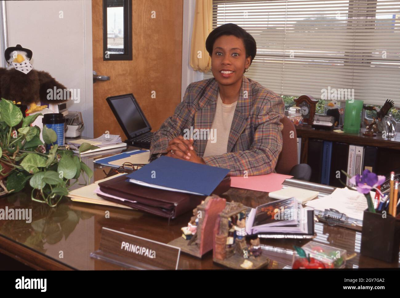 Austin Texas USA, février 1999: Directrice de l'école primaire de la femme noire dans son bureau.©Bob Daemmrich Banque D'Images