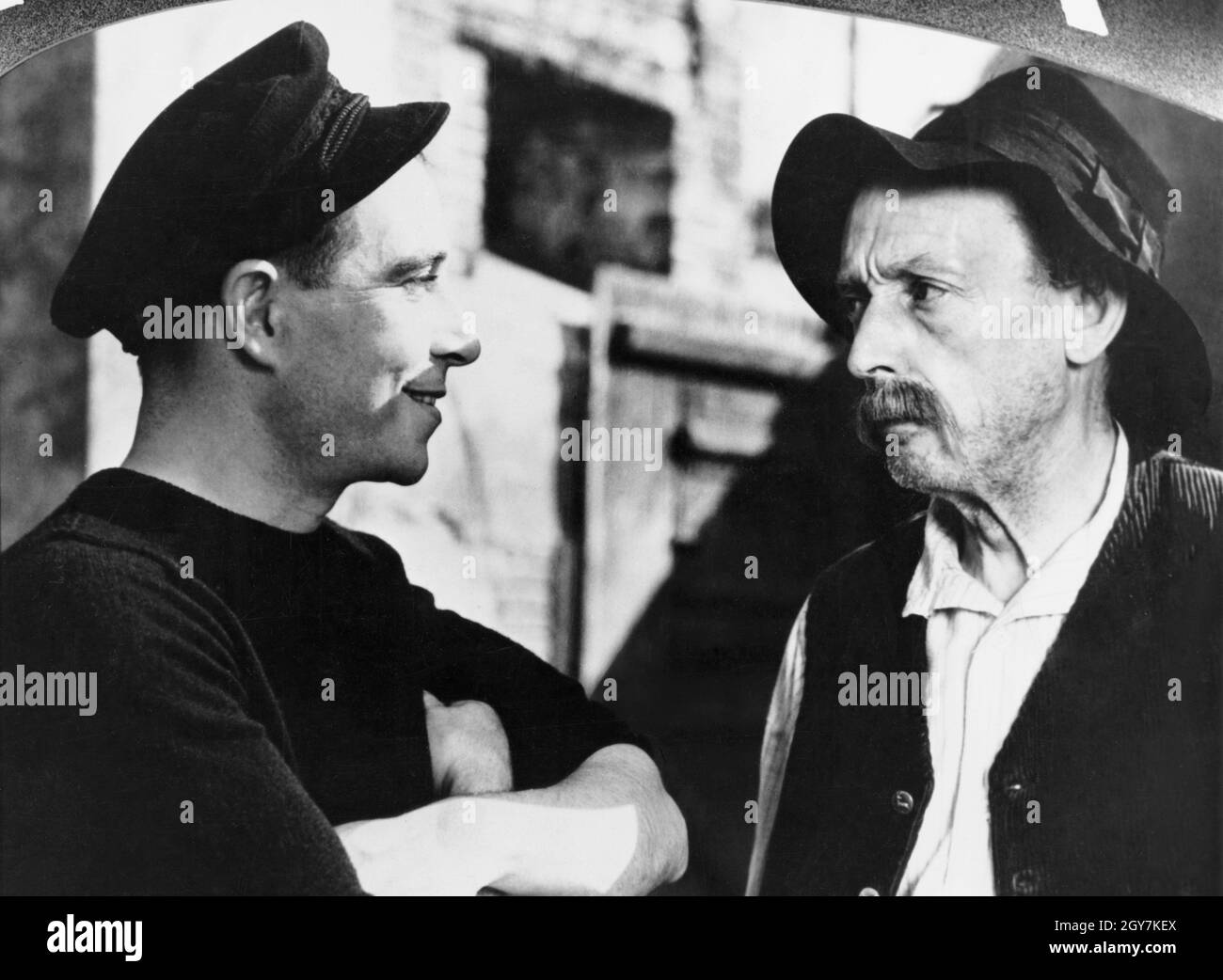 Port d'attaché année : 1943 - France Directeur : Jean Choux René Dary,  Édouard Delmont Photo Stock - Alamy