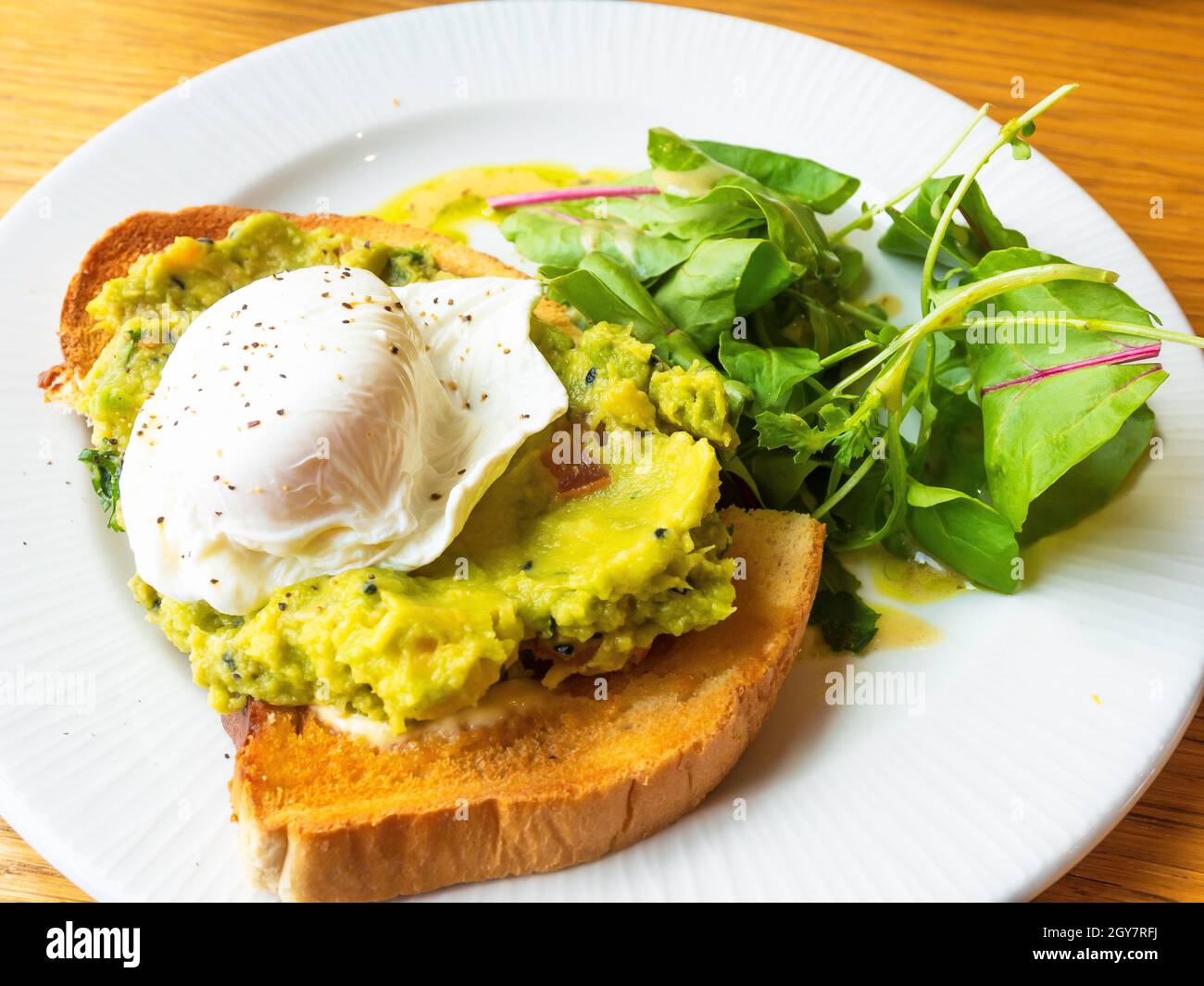 Déjeuner au salon de thé Kirkleatham toast salade Avocados écrasé oeuf poché Banque D'Images