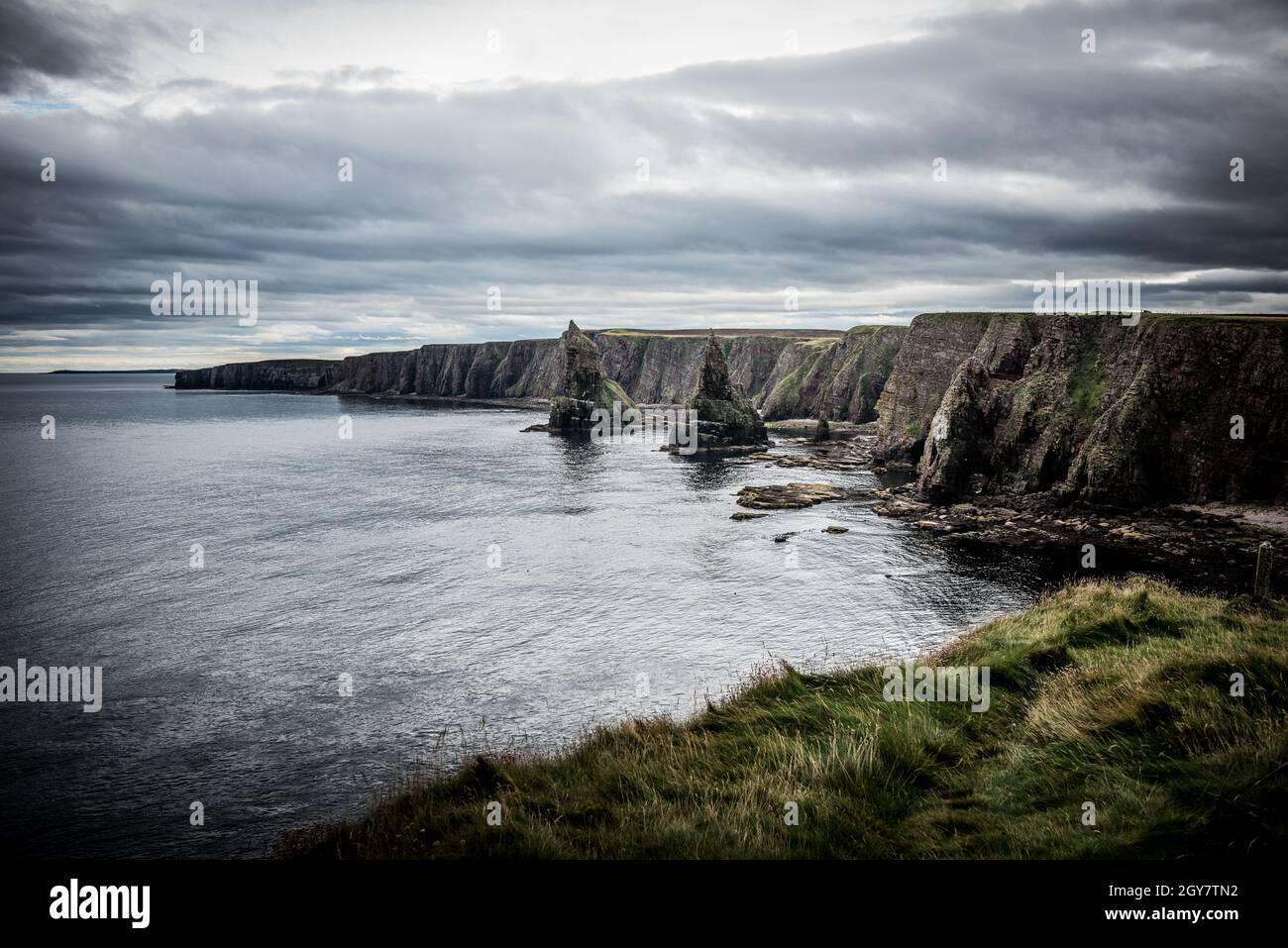 La beauté sauvage et sinistre de la nature qui a formé les piles de la falaise à Duncansby Head sur la côte nord des Highlands écossais Banque D'Images