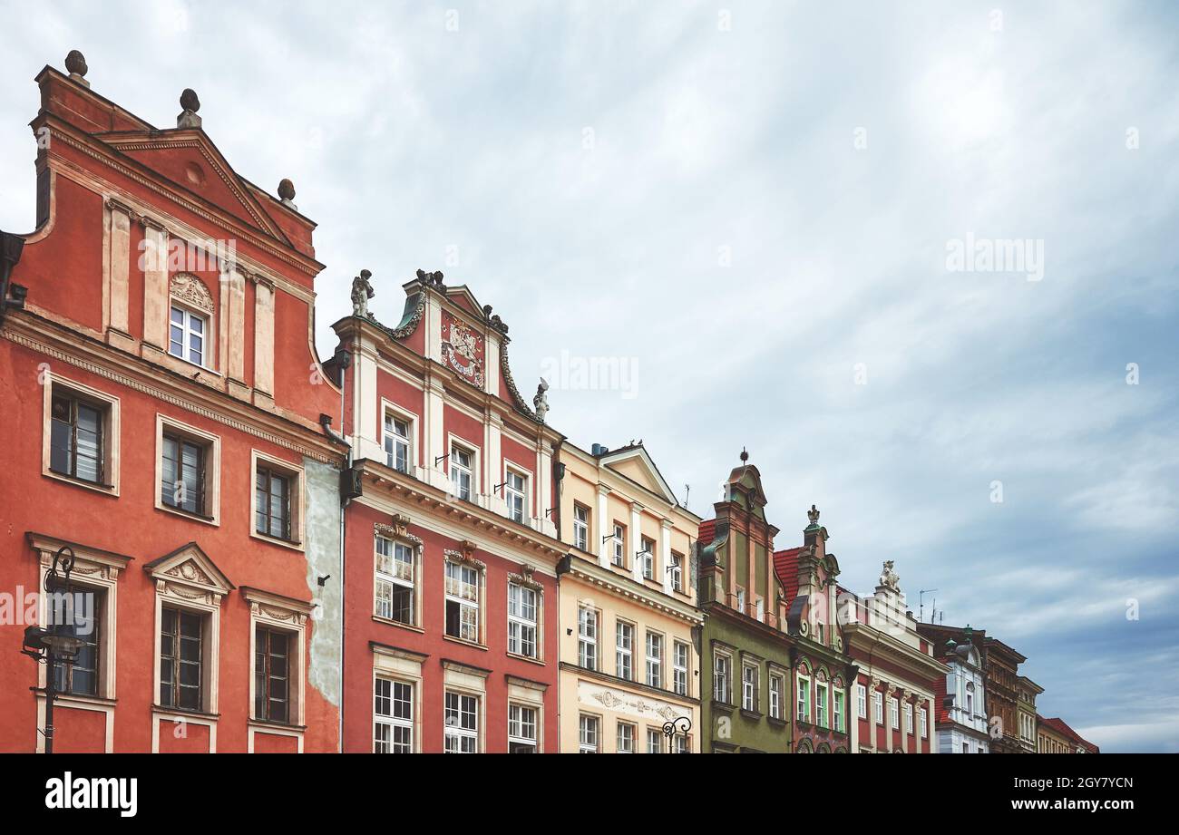 Maisons de ville sur la place du Vieux marché à Poznan, couleurs appliquées, Pologne. Banque D'Images