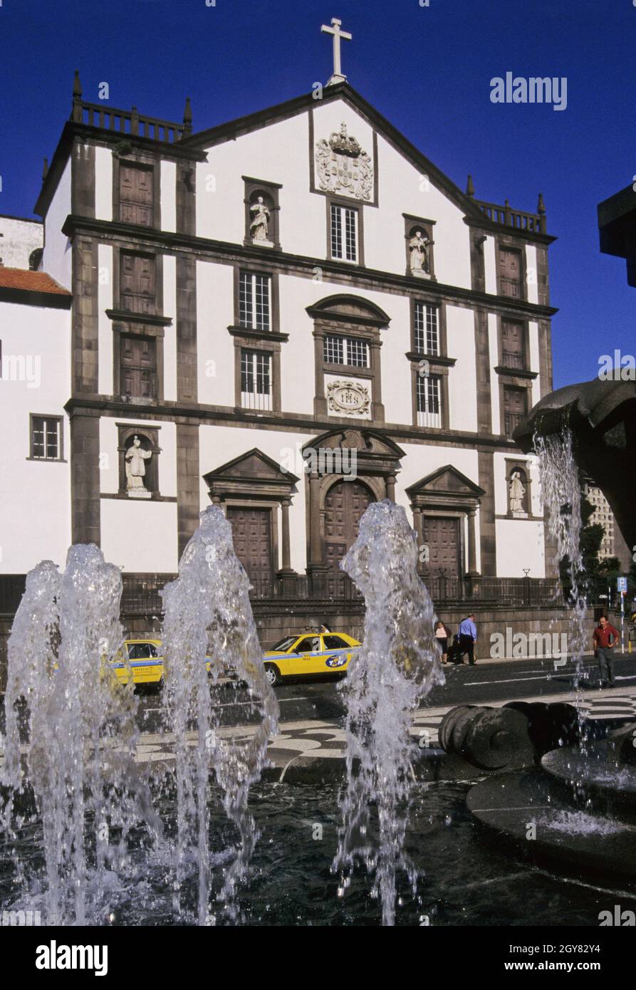 eglise do colegio (Igreja de Sao Joao Evangelista) et une fontaine à Praca do municipio Funchal, Madère, Portugal Banque D'Images