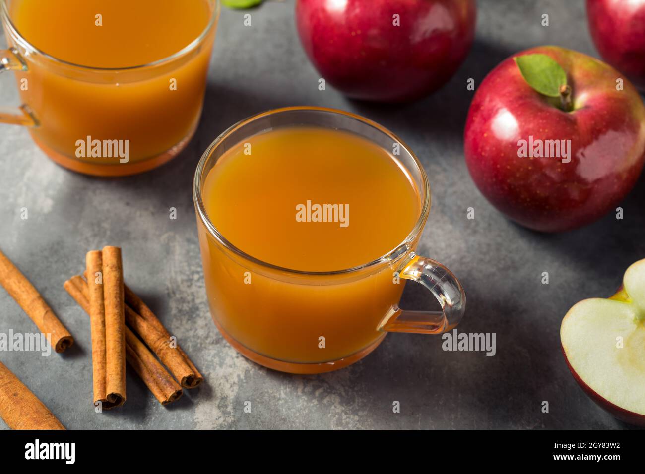 Un cidre de pomme chaud bio et sain dans une tasse Banque D'Images