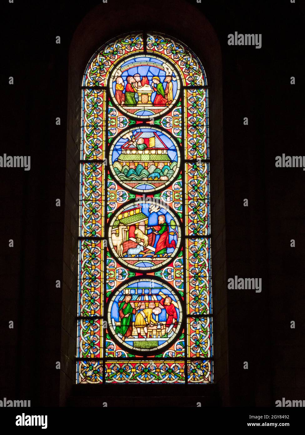 Vitraux représentant l'arche de Noé dans la cathédrale d'Ely à Ely, Cambridgeshire, Royaume-Uni, datant de 1083. Banque D'Images