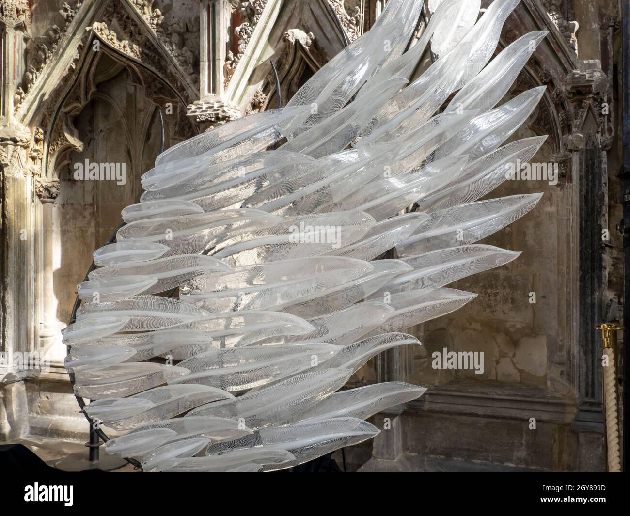 La sculpture, Solace de Layne Rowe, ailes de verre comme un mémorial à tous ceux qui sont morts dans la pandémie de Covid, dans la cathédrale d'Ely, Cambridgeshire, Royaume-Uni. Banque D'Images