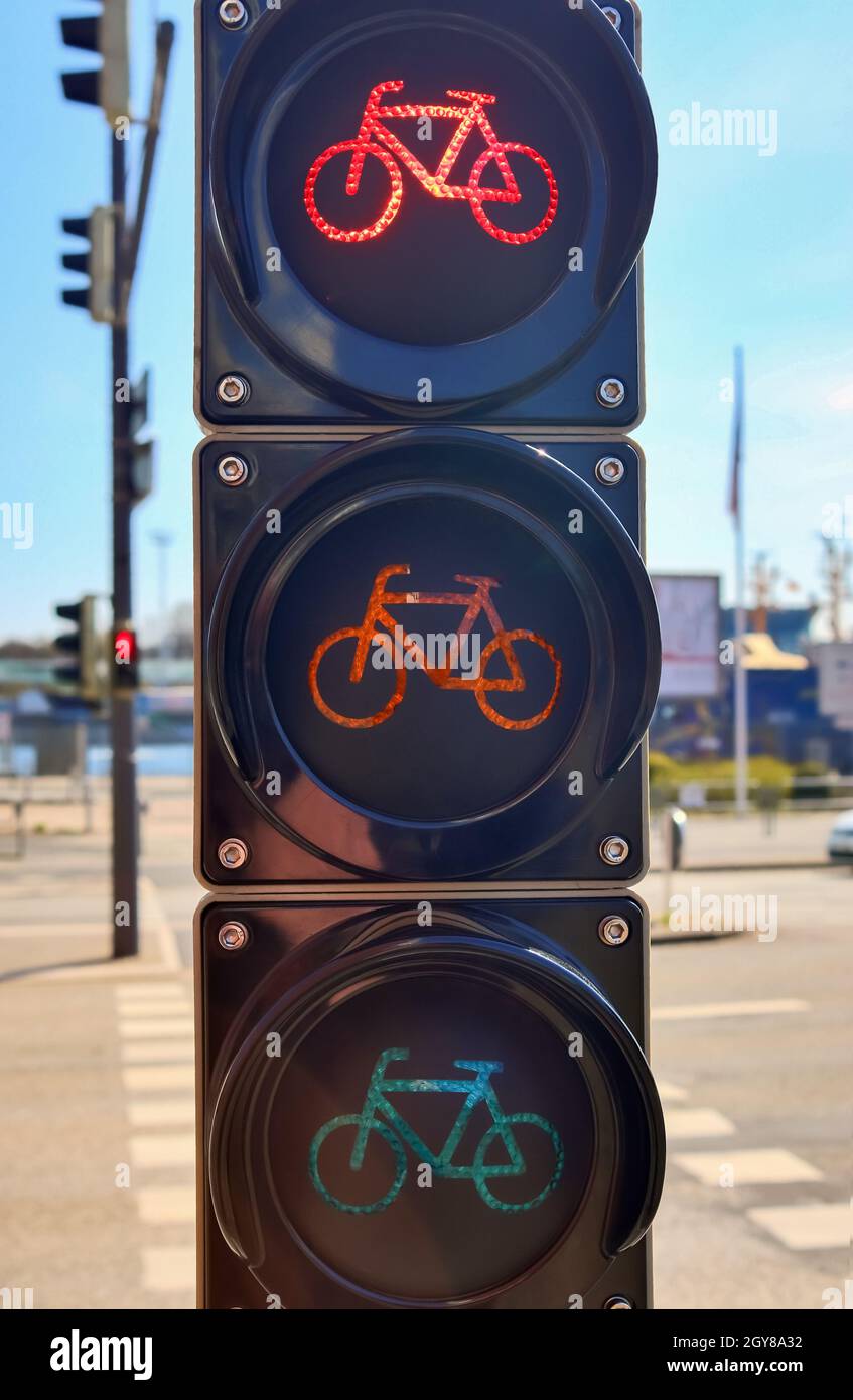 Feux de signalisation verts et rouges pour piétons et vélos trouvés En Allemagne de Kiel Banque D'Images