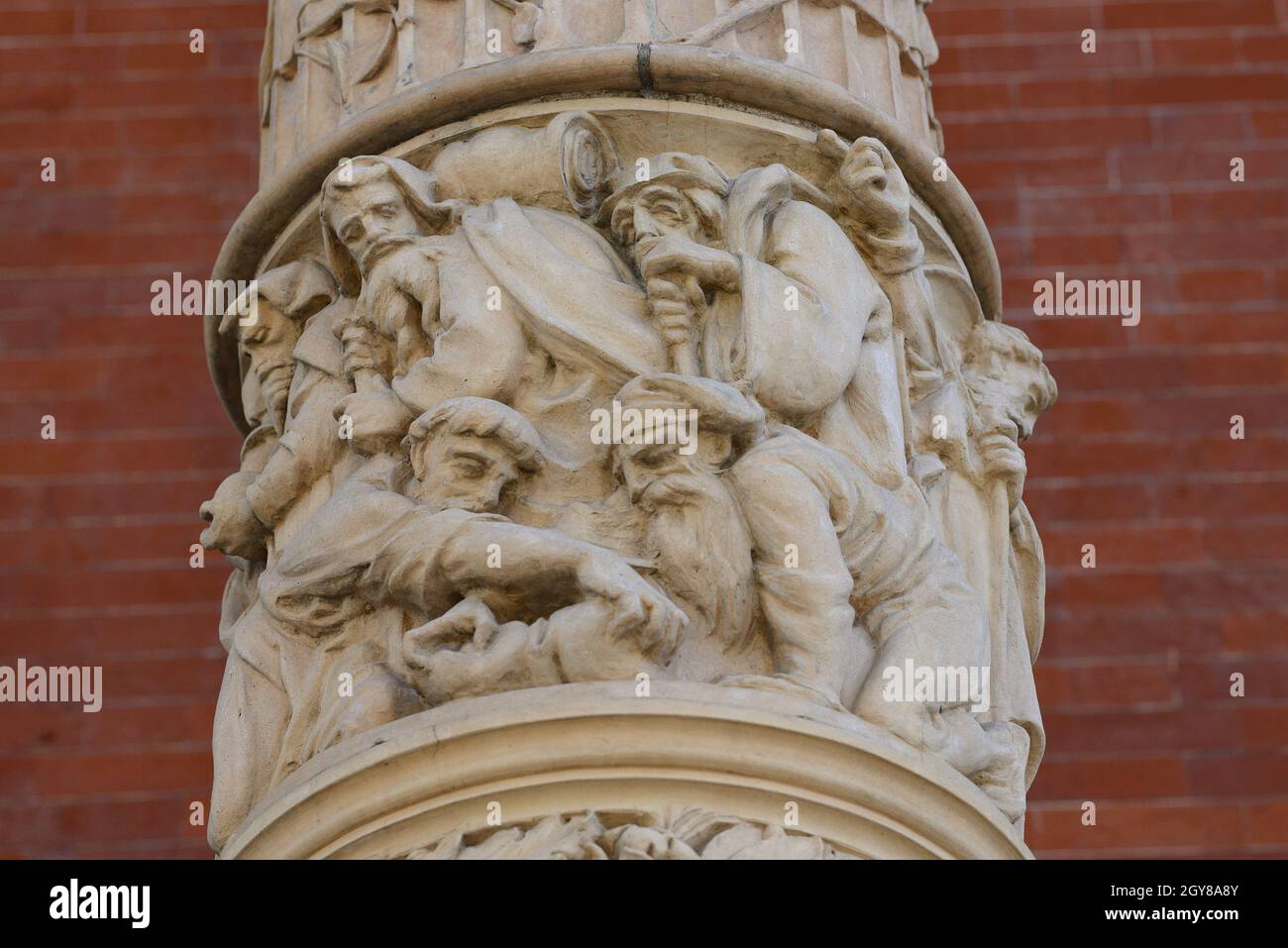 Londres, Angleterre, Royaume-Uni.Victoria and Albert Museum, Exhibition Road Facade / Henry Cole Wing.Détail de la colonne ornée. Banque D'Images