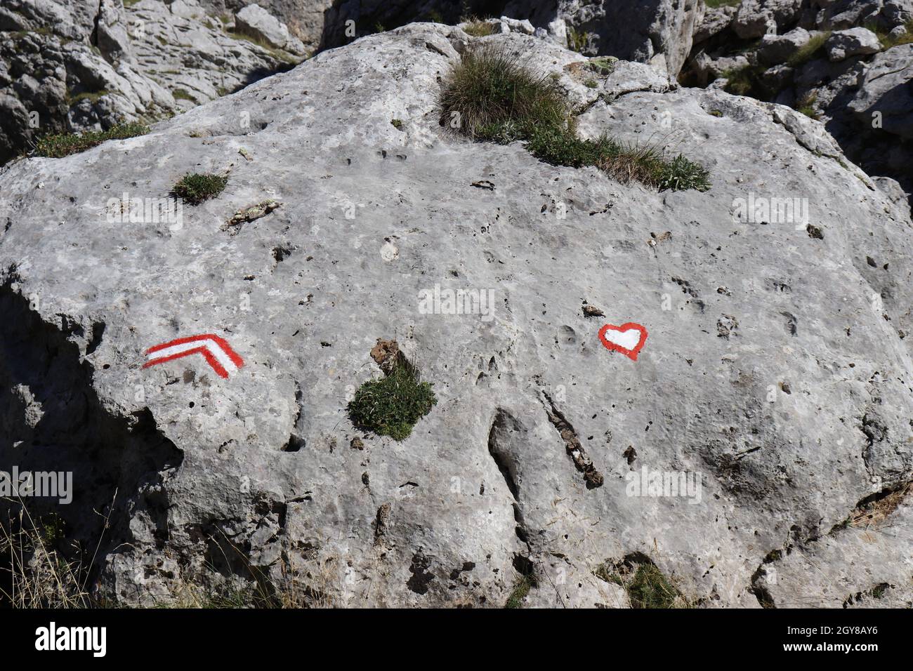 Trace rouge et blanche sur le rocher de la montagne Visocica en Bosnie-Herzégovine Banque D'Images