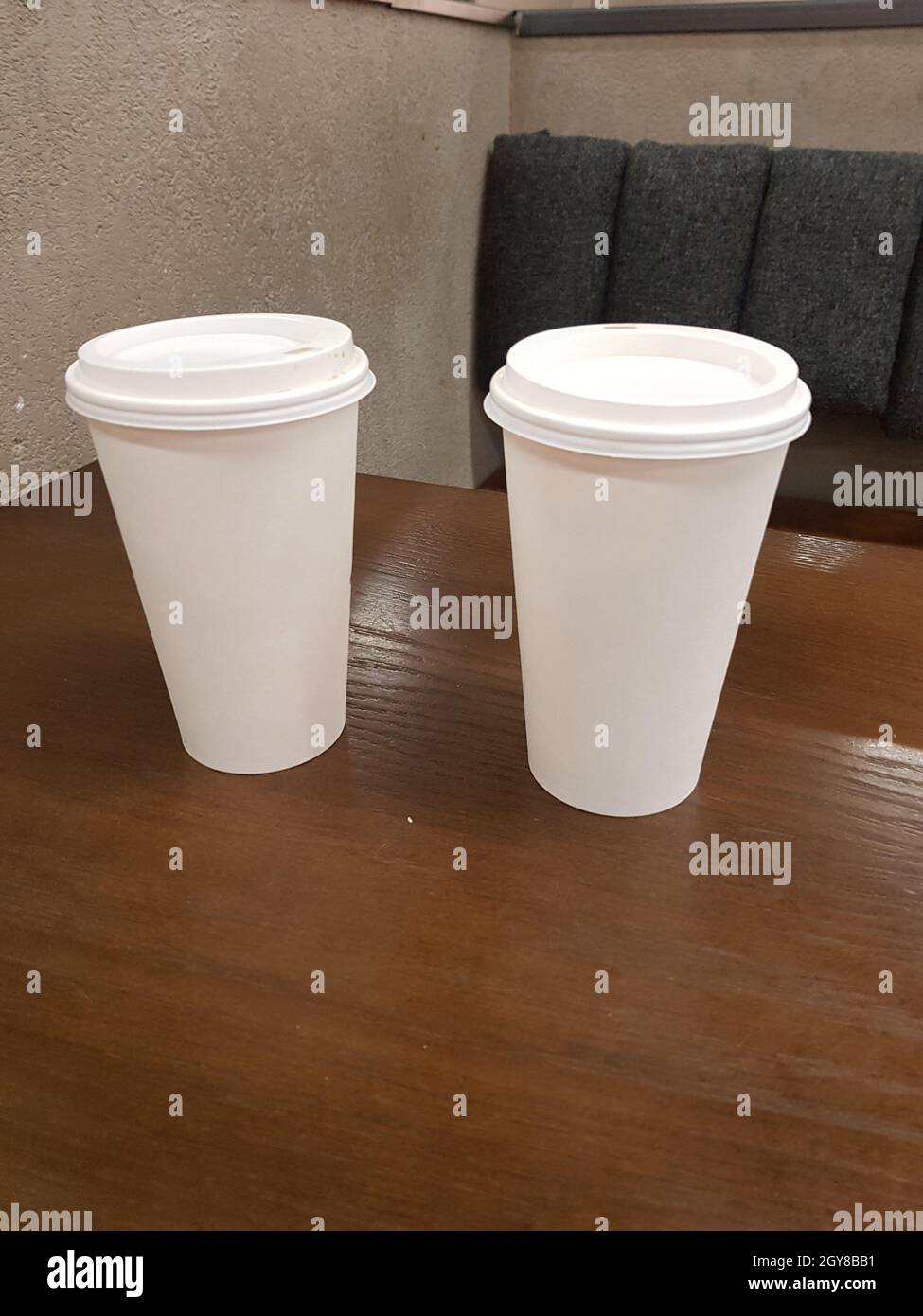 Vue latérale d'une tasse à café jetable à emporter vide sur une table Banque D'Images