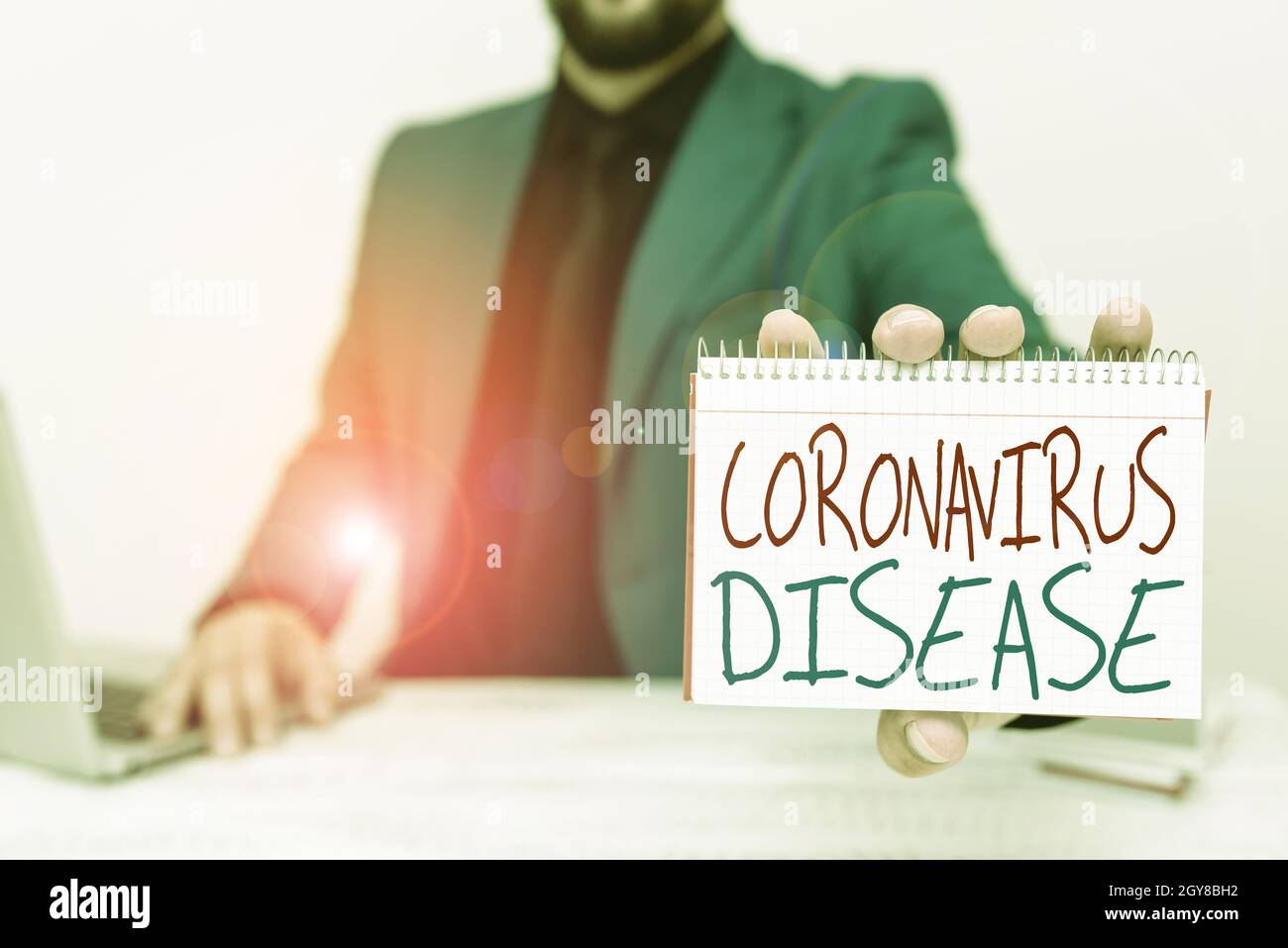 Texte d'écriture coronavirus maladie, Business Showcase défini comme maladie causée par un nouveau virus SARSCoV2 avocat expliquant les procès, réel Banque D'Images