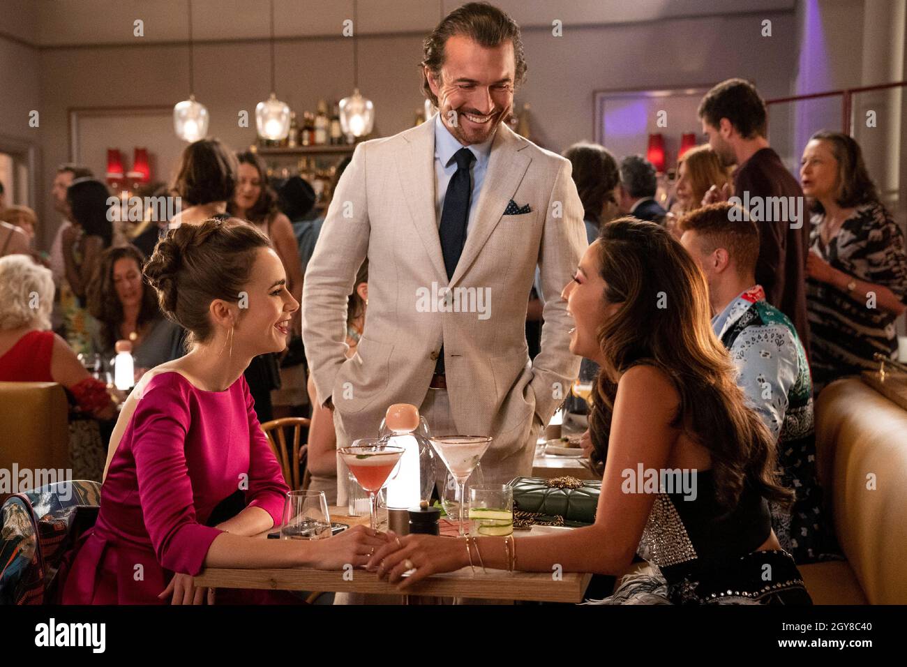 Lily Collins, William Abadie, Ashley Park, « Emily in Paris » saison 2 (2021).Crédit photo : Stephanie Branchu / Netflix / The Hollywood Archive Banque D'Images