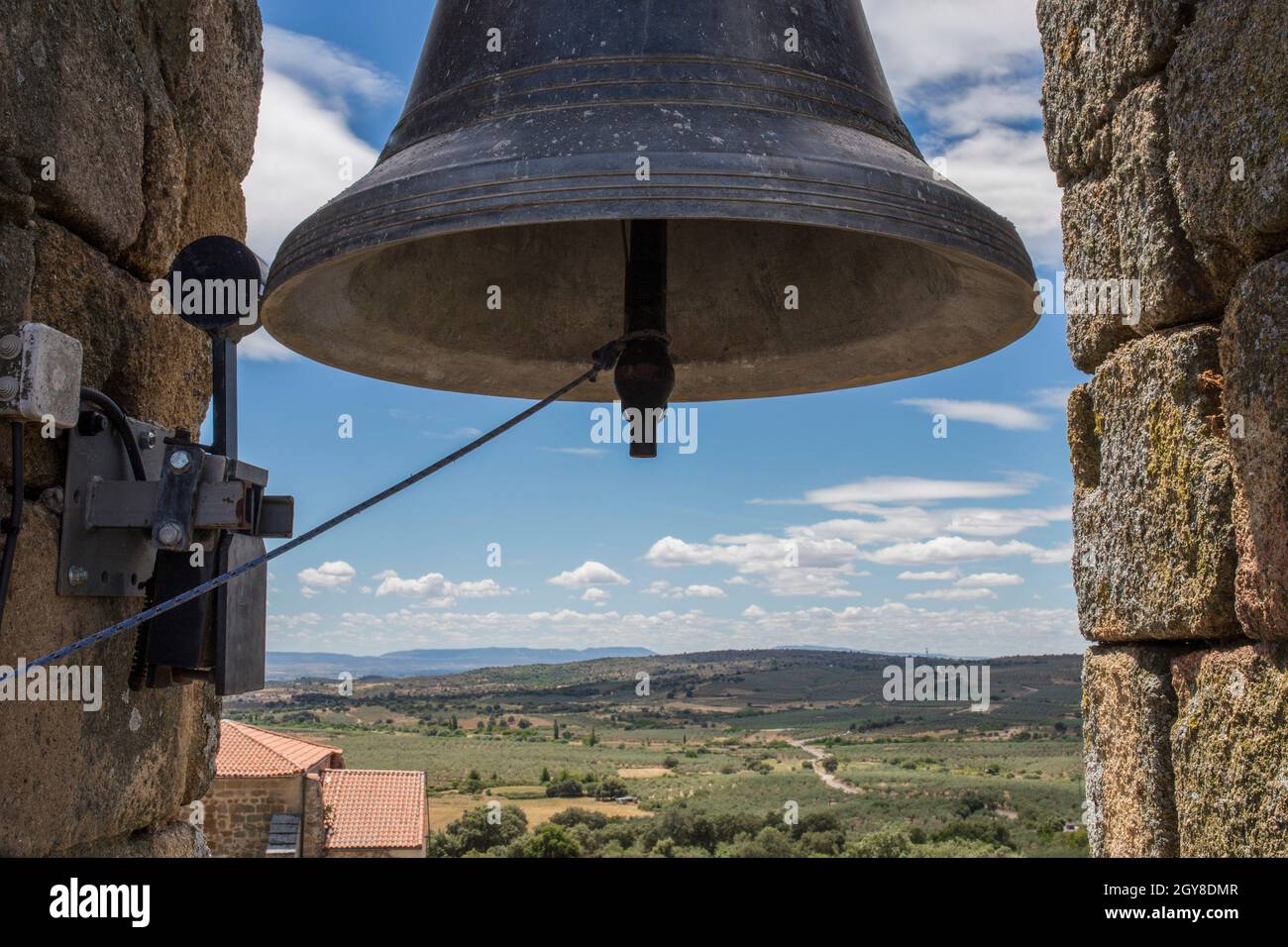 Cloche de l'église du petit village rural. Mise au point sélective Banque D'Images