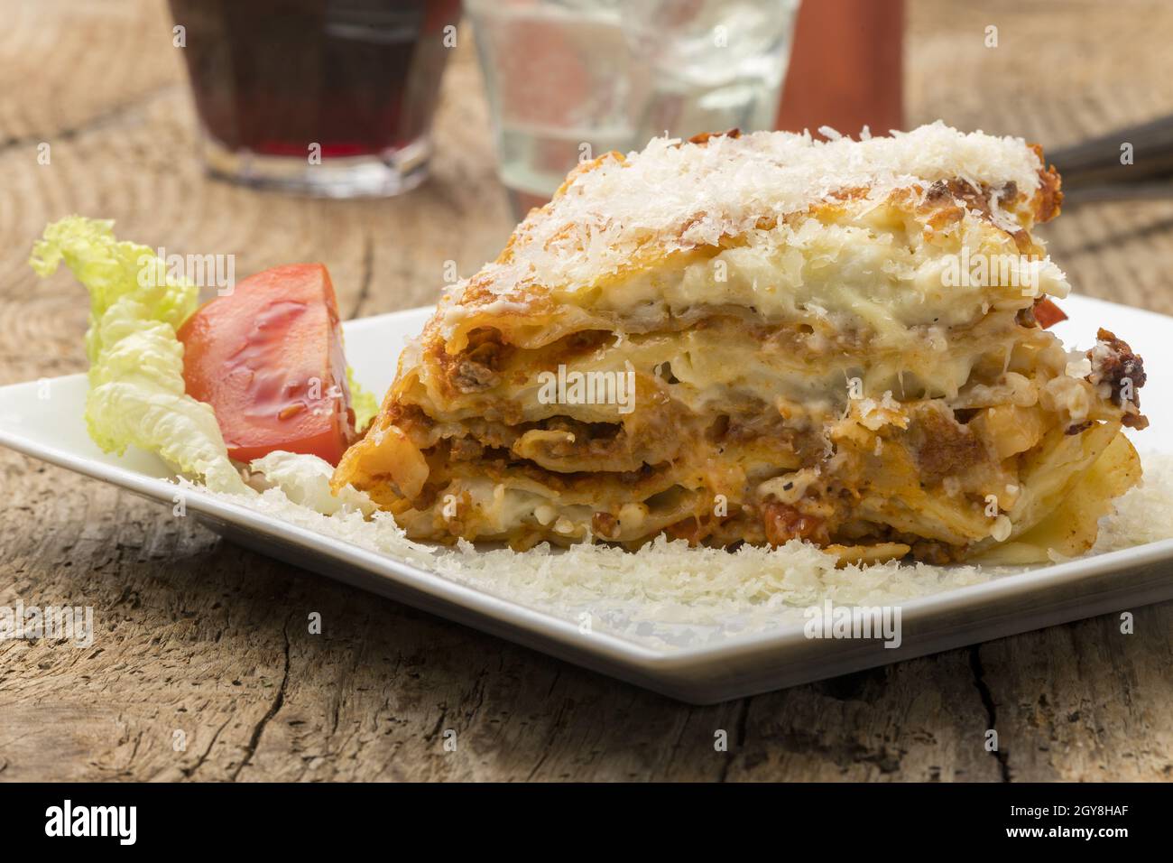 portion de lasagnes sur une assiette blanche Banque D'Images