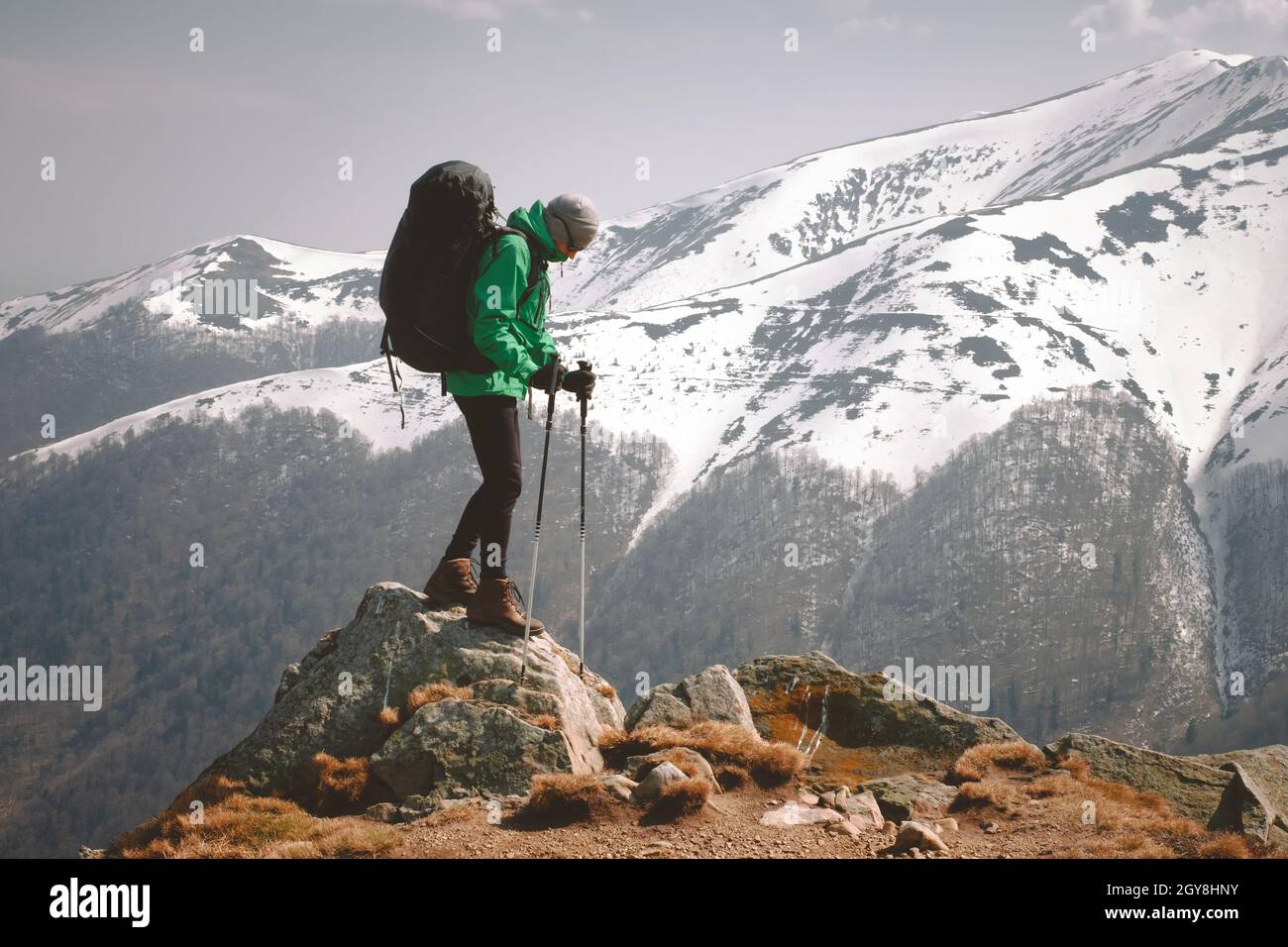 Paysage incroyable avec chaîne de montagnes enneigées et randonneur avec sac à dos en premier plan. Concept voyage et aventure Banque D'Images