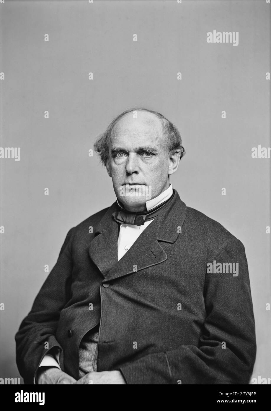 Salmon P. Chase (1808-1873), homme politique et juriste américain, a été gouverneur et sénateur de l'Ohio, sixième juge en chef des États-Unis, ainsi que des États-Unis.Secrétaire du Trésor, l'un des quelques politiciens américains à servir dans les trois branches du gouvernement fédéral, demi-longueur Portrait, Mathew Brady Studio, 1860's. Banque D'Images