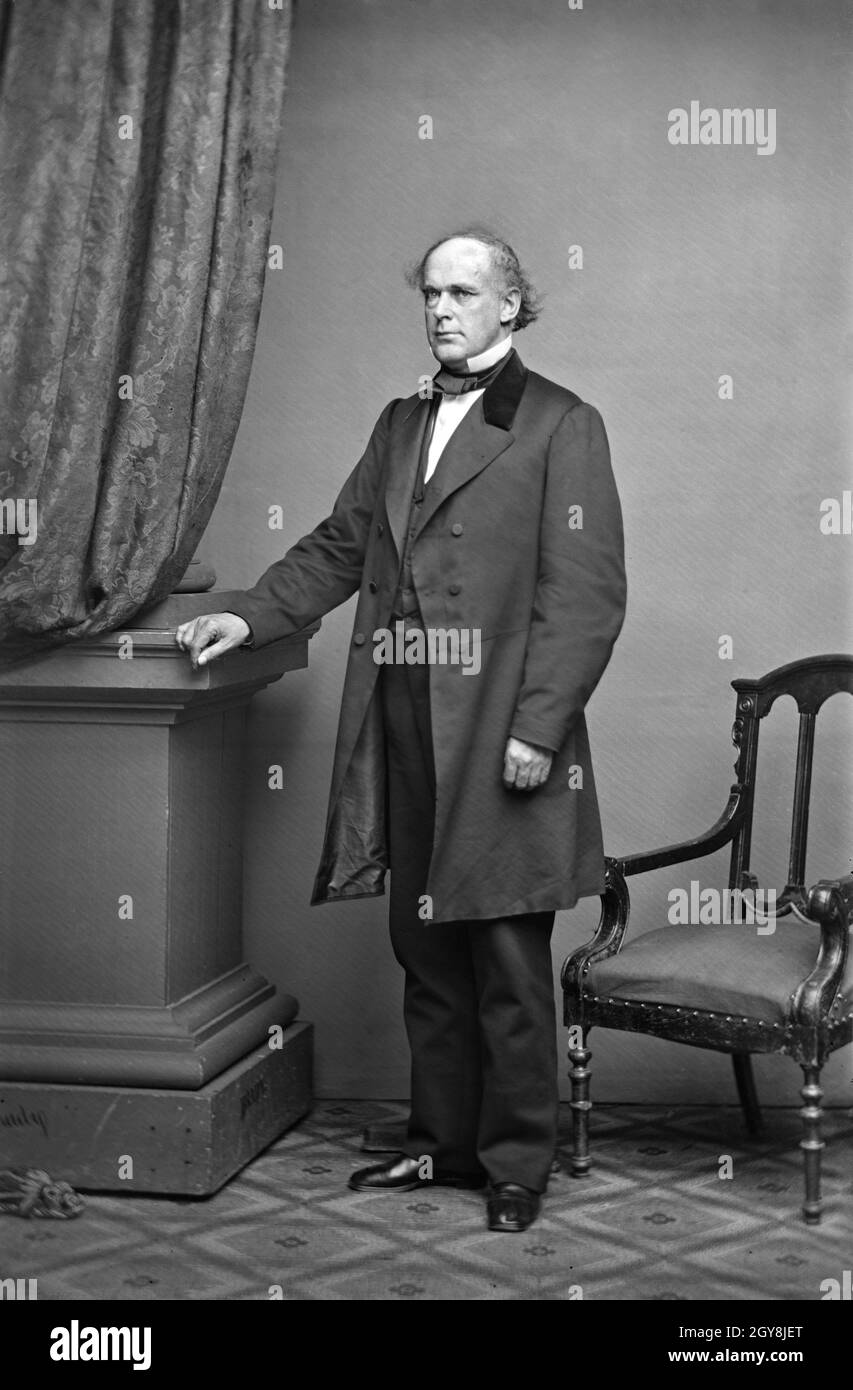 Salmon P. Chase (1808-1873), homme politique et juriste américain, a été gouverneur et sénateur de l'Ohio, sixième juge en chef des États-Unis, ainsi que des États-Unis.Secrétaire du Trésor, l'un des quelques politiciens américains à servir dans les trois branches du gouvernement fédéral, Portrait intégral, Mathew Brady Studio, 1860's. Banque D'Images