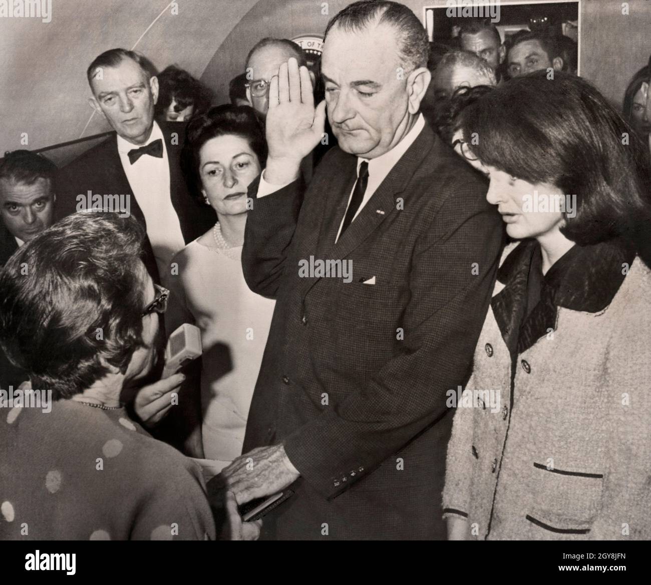 Lyndon Johnson étant assermentée en tant que présidente des États-Unis par la juge Sarah Hughes à bord d'Air Force One après l'assassinat du président des États-Unis John F. Kennedy, de la première dame Claudia 'Lady Bird' Johnson et de l'ancienne première dame Jacqueline Kennedy look on, Love Field Airport, Dallas, Texas, États-Unis,Cecil W. Stoughton, 22 novembre 1963 Banque D'Images