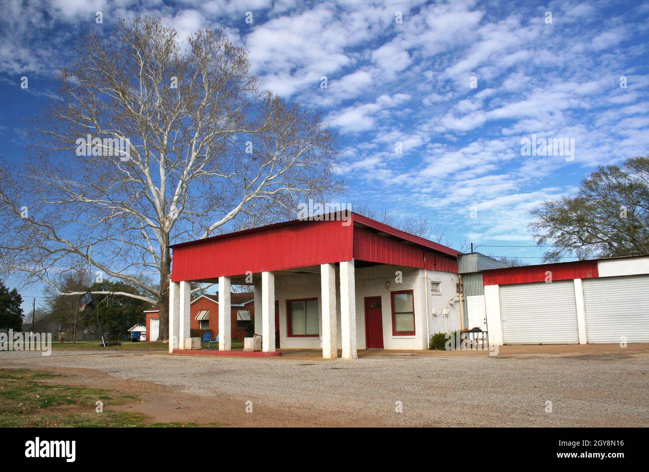 Atelier de réparation automobile abandonné dans le Texas rural Banque D'Images