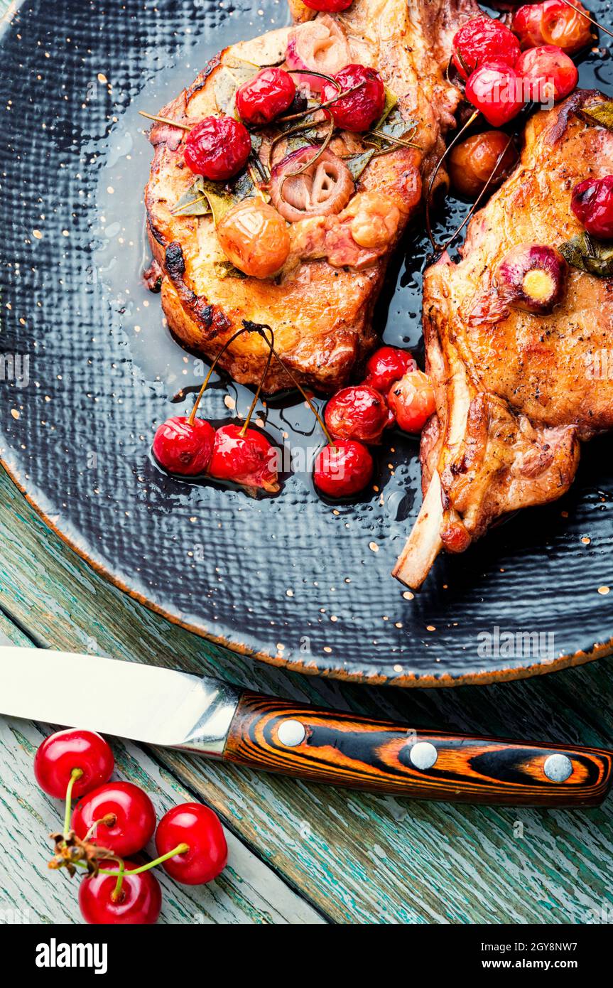 Viande de porc sur l'os rôti dans le mariné aux baies.steaks de porc