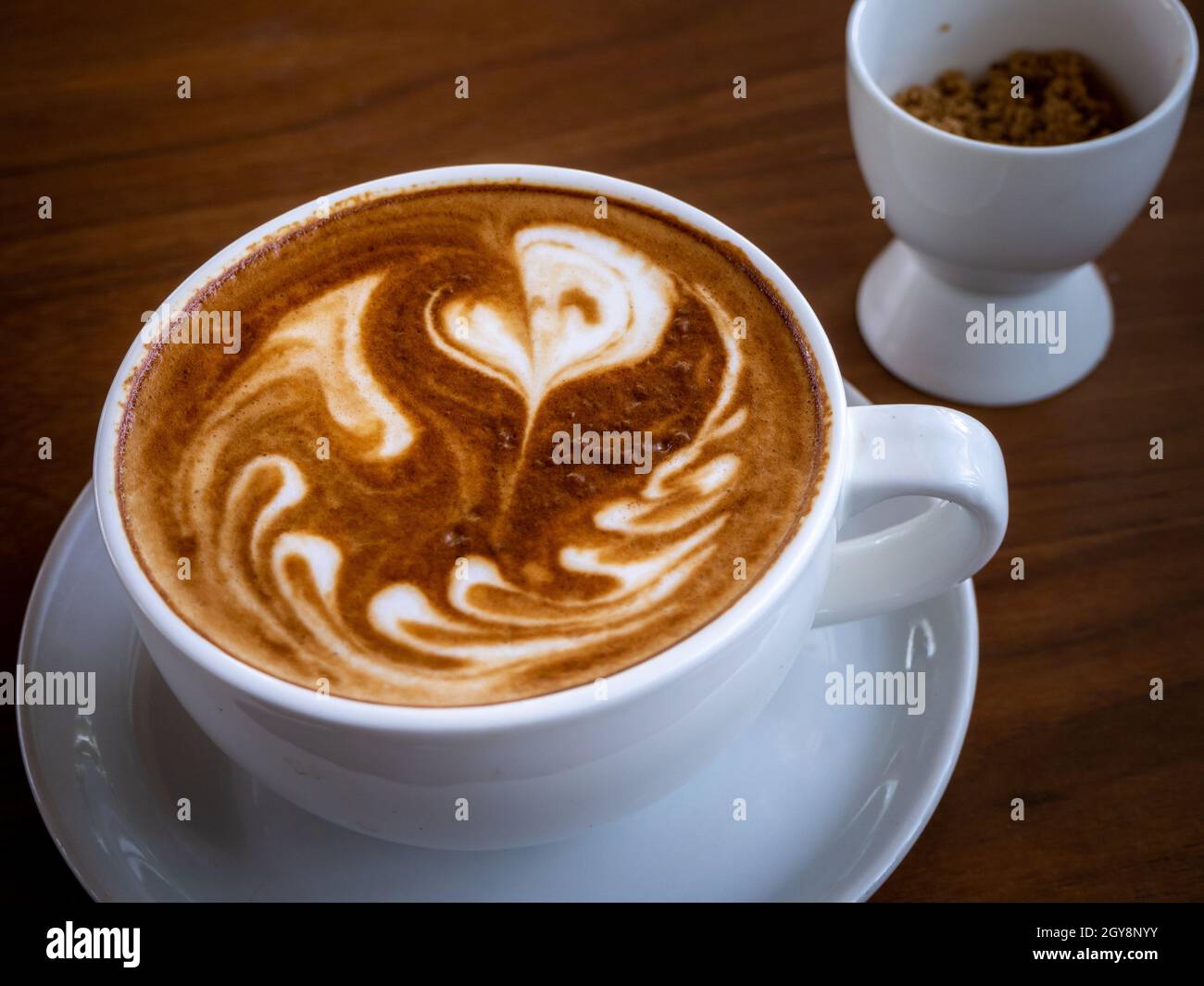 Café latte art sur table en bois Banque D'Images