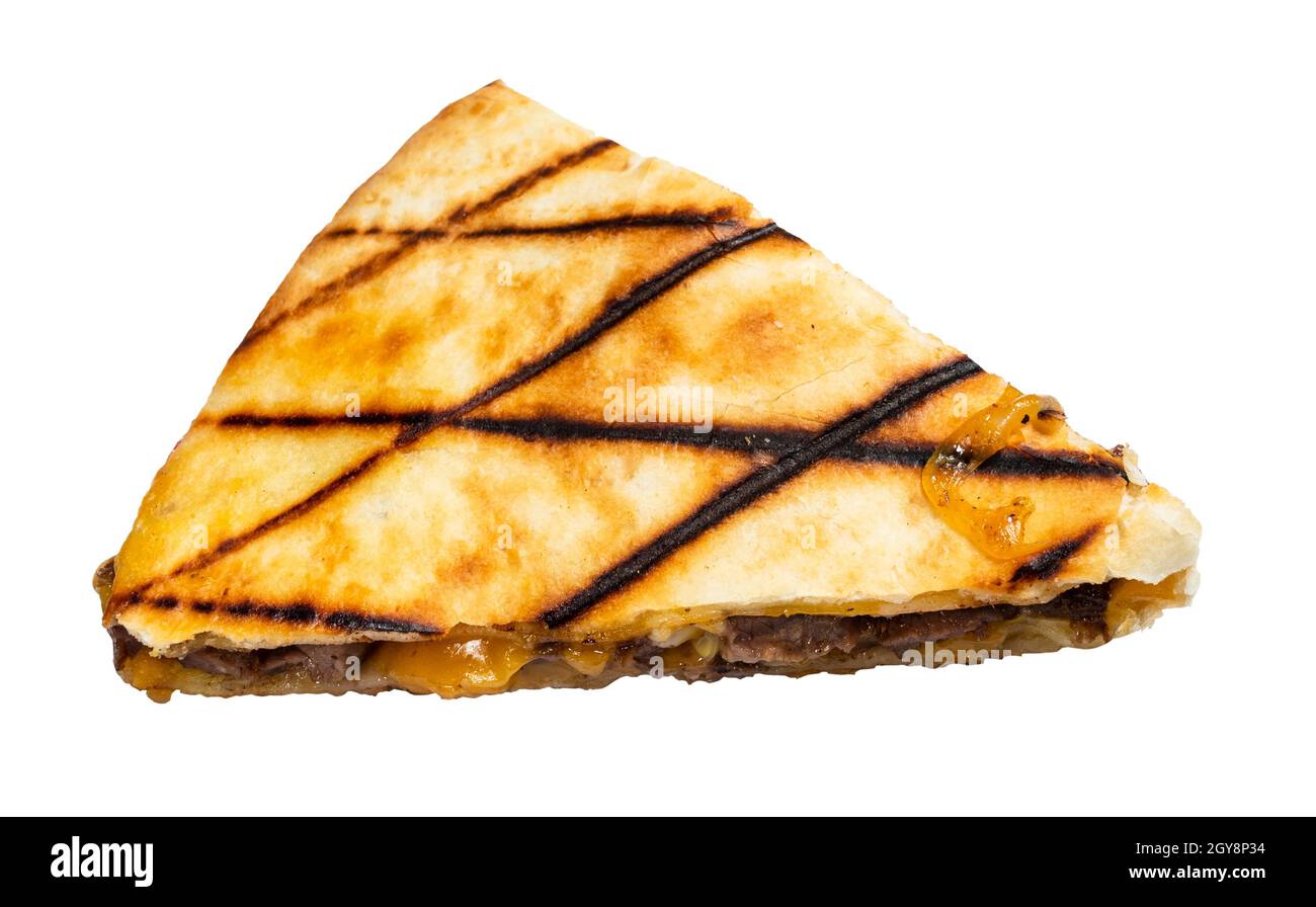 Segment de Quesadilla de tortilla pliée remplie de fromage, de viandes, d'épices découpées sur fond blanc Banque D'Images