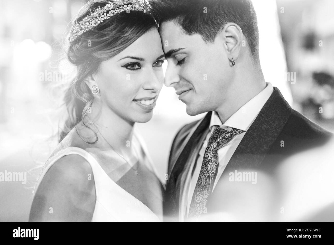 Portrait d'un jeune couple qui vient de se marier Banque D'Images