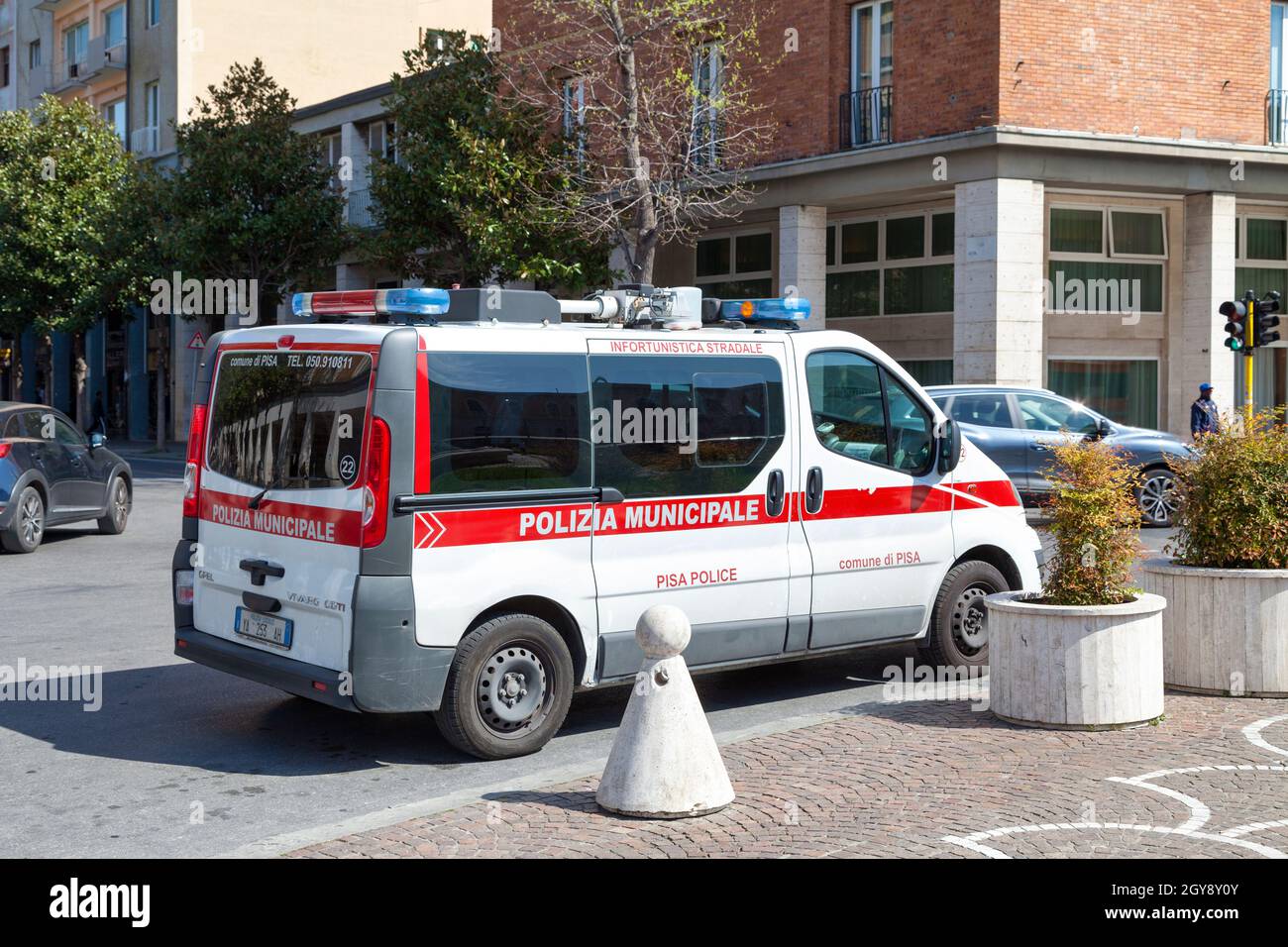 Pise, Italie - Mars 31 2019: Van de la Polizia Municipalité garée à l'extérieur de la gare. Banque D'Images