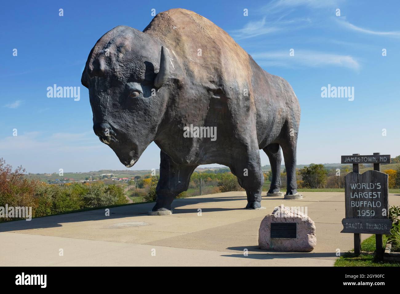 JAMESTOWN, DAKOTA DU NORD - 3 octobre 2021 : Dakota Thunder, le plus grand monument de Buffalo au monde, un géant en béton de 26 tonnes de 60 mètres de haut a été debout à wat Banque D'Images