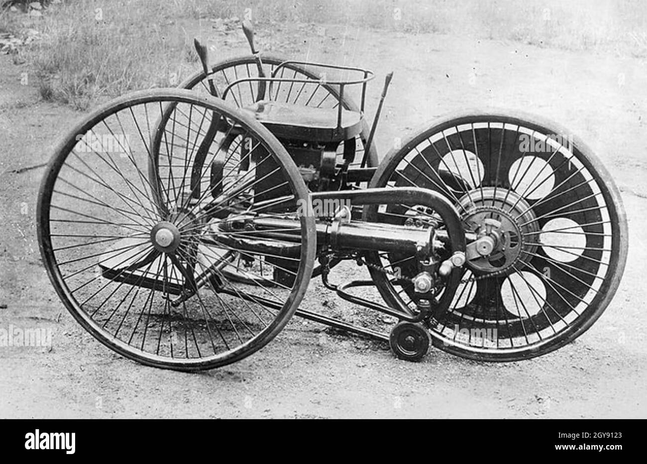 EDWARD BUTLER (1862-1940) inventeur anglais d'une première automobile à trois roues le Butler Patent Velocycle cycle montré ici en 1887 Banque D'Images