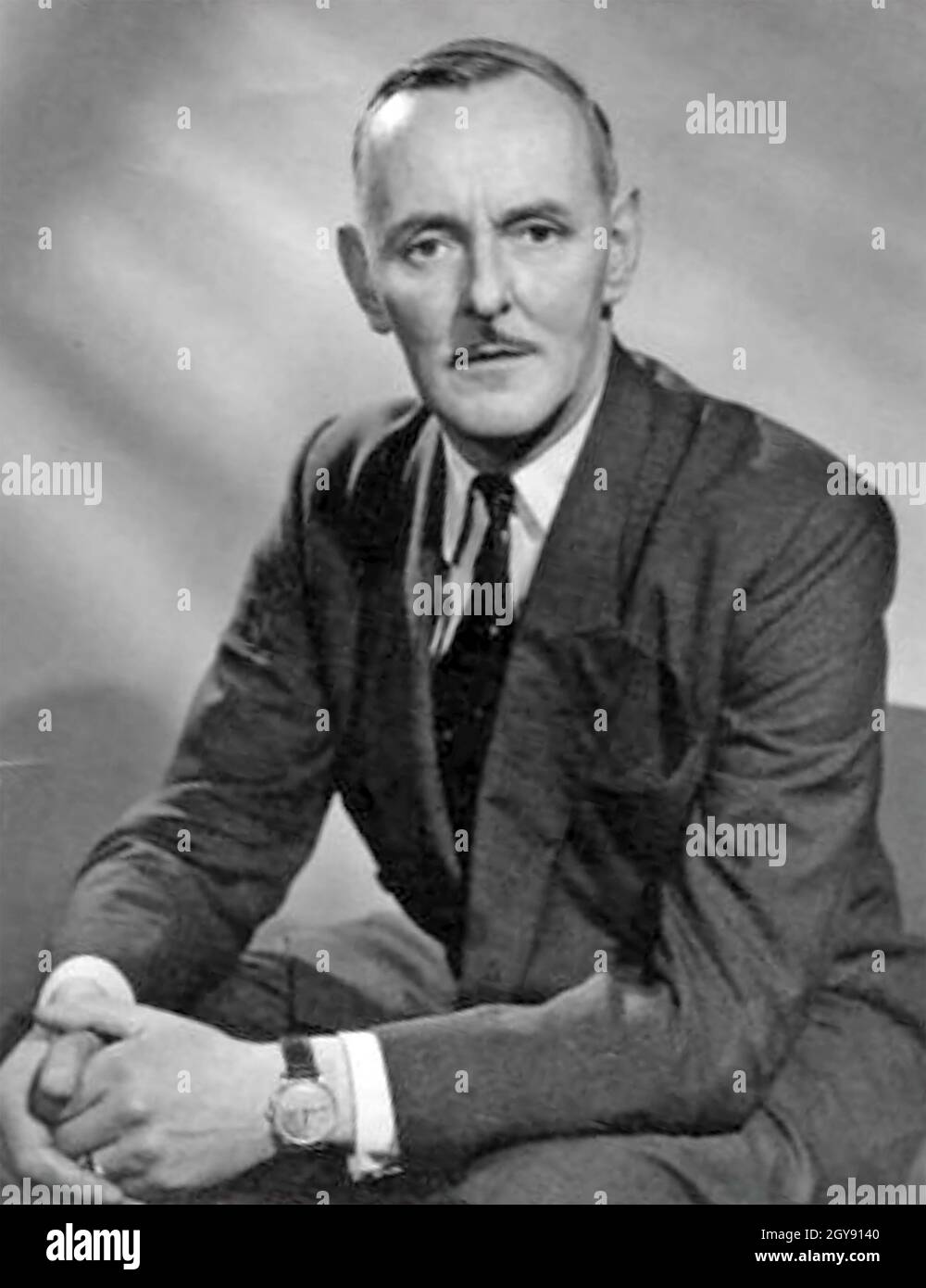 ERIC MASCHWITZ (1901-1969) rédacteur en chef de magazine, scénariste et diffuseur en anglais vers 1963 Banque D'Images